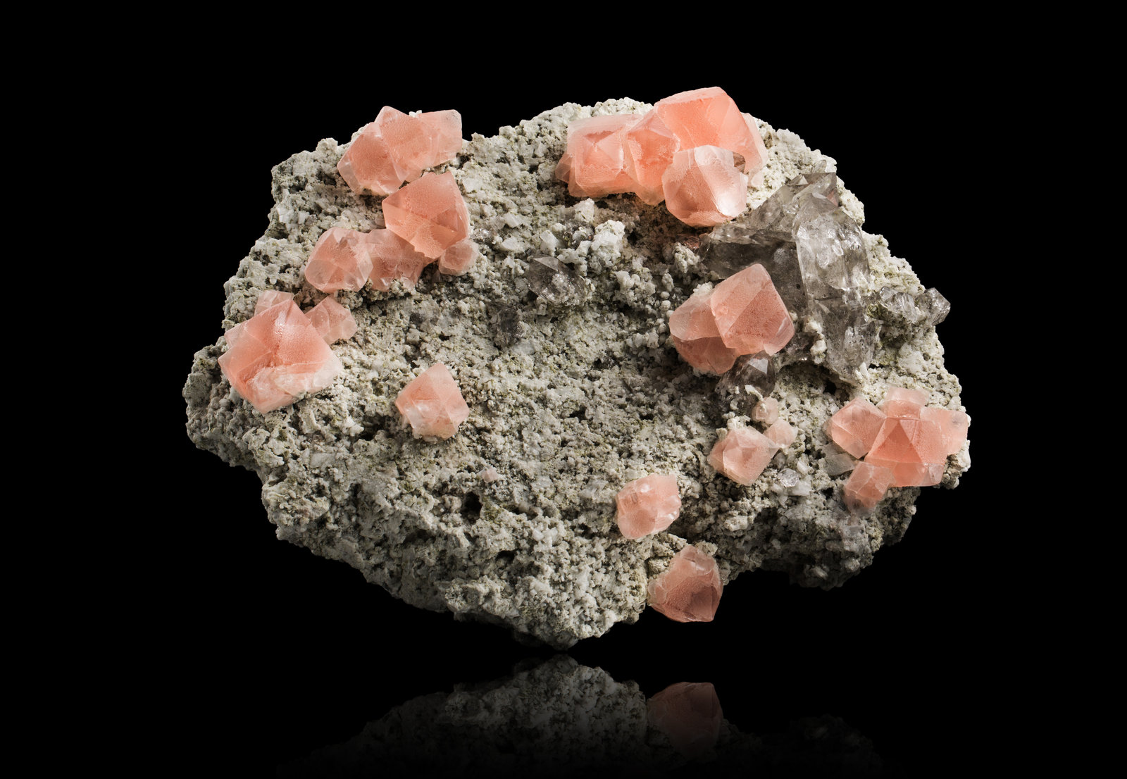 Fluorita con Cuarzo, Ortoclasa (variedad adularia) y Apatito (Grupo)
30 x 20 x 10 cm (aprox.)
(Autor: Museo MIM)