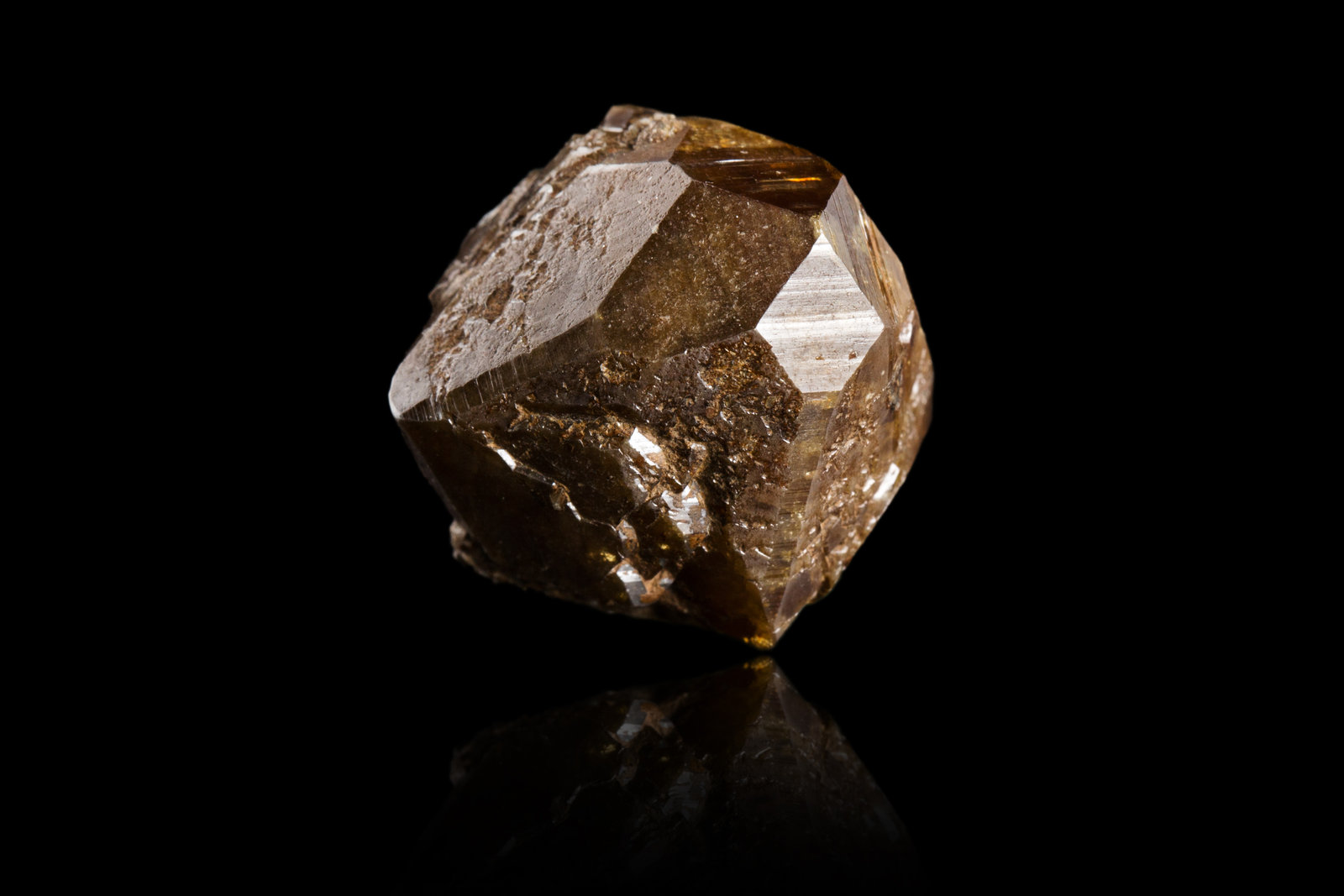 Anatasa con Magnetita
2 x 2,5 x 3,5 cm
(Autor: Museo MIM)