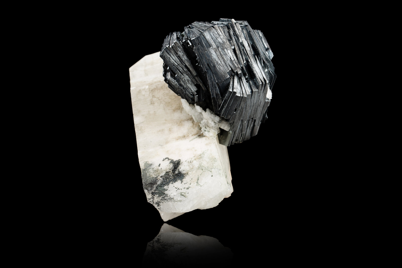 Hematites en Ortoclasa
11 x 8,5 x 7,5 cm
(Autor: Museo MIM)