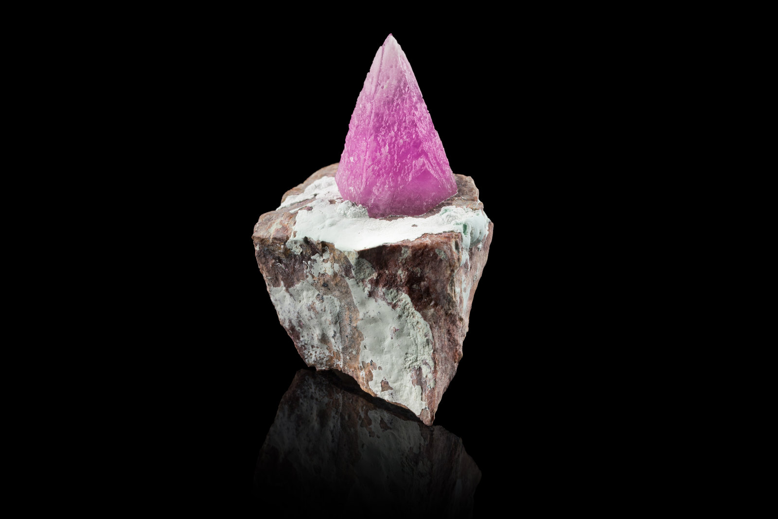 Calcita (variedad calcita cobaltífera) con Plancheita
6,5 x 5 x 9,5 cm
(Autor: Museo MIM)