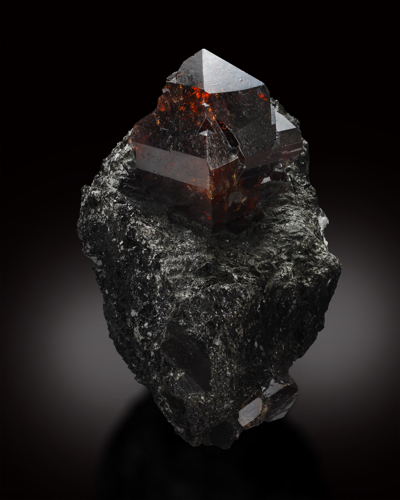 Zircón con Biotita
9,5 x 6,5 x 7,5 cm
(Autor: Museo MIM)