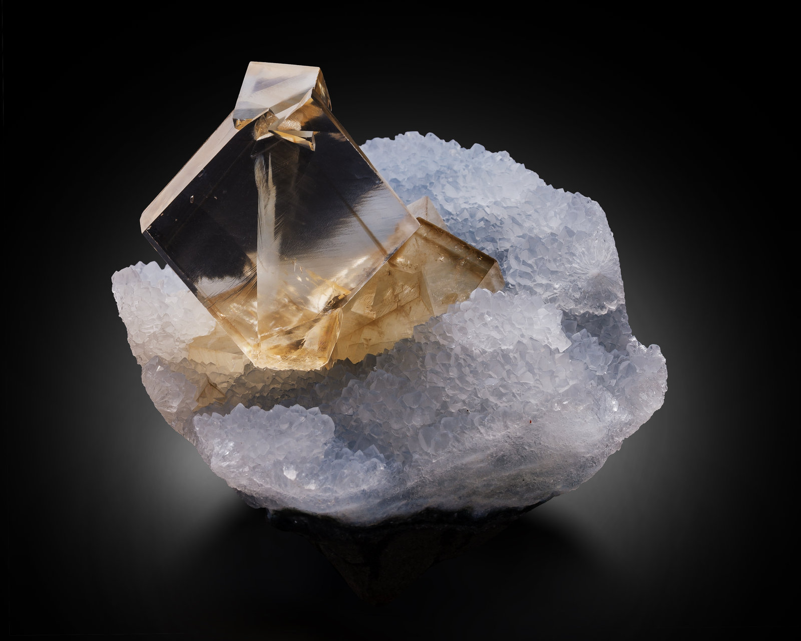 Calcita en Cuarzo (variedad calcedonia)
7,0 x 7,0 x 8,0 cm
(Autor: Museo MIM)