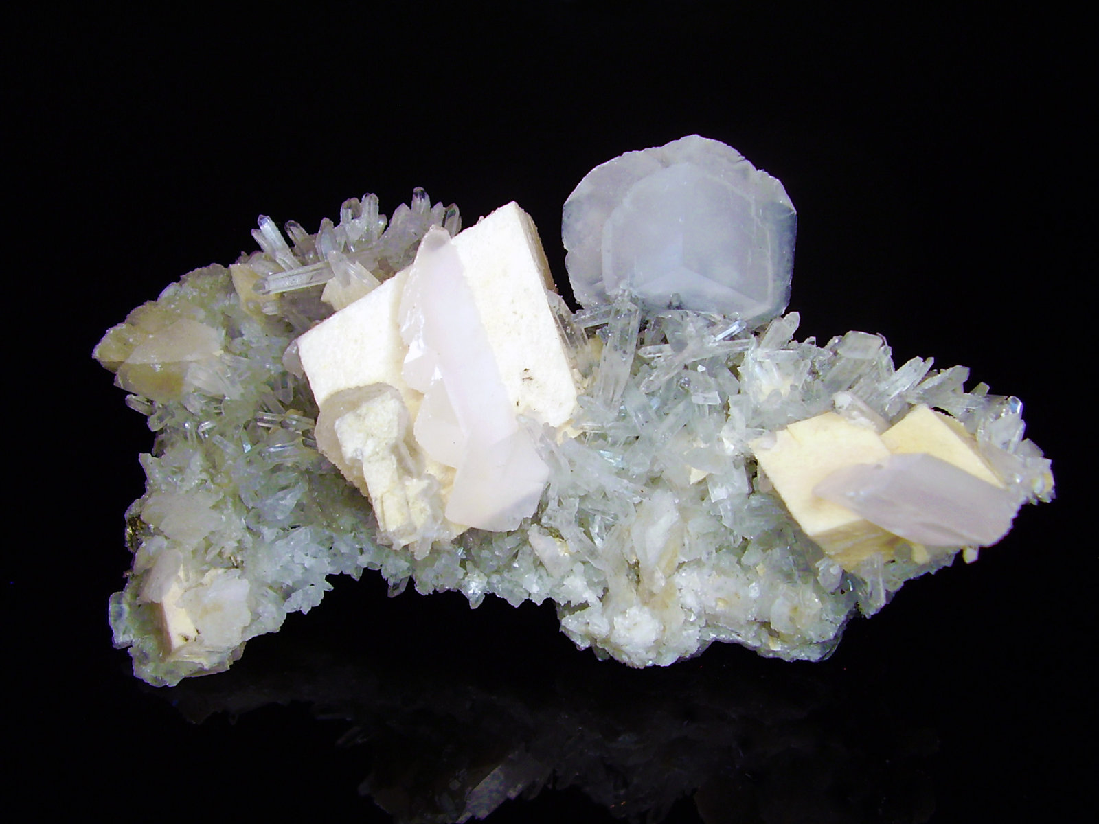 Calcita, Dolomita, Cuarzo
12x6 cm
(Autor: geoalfon)
