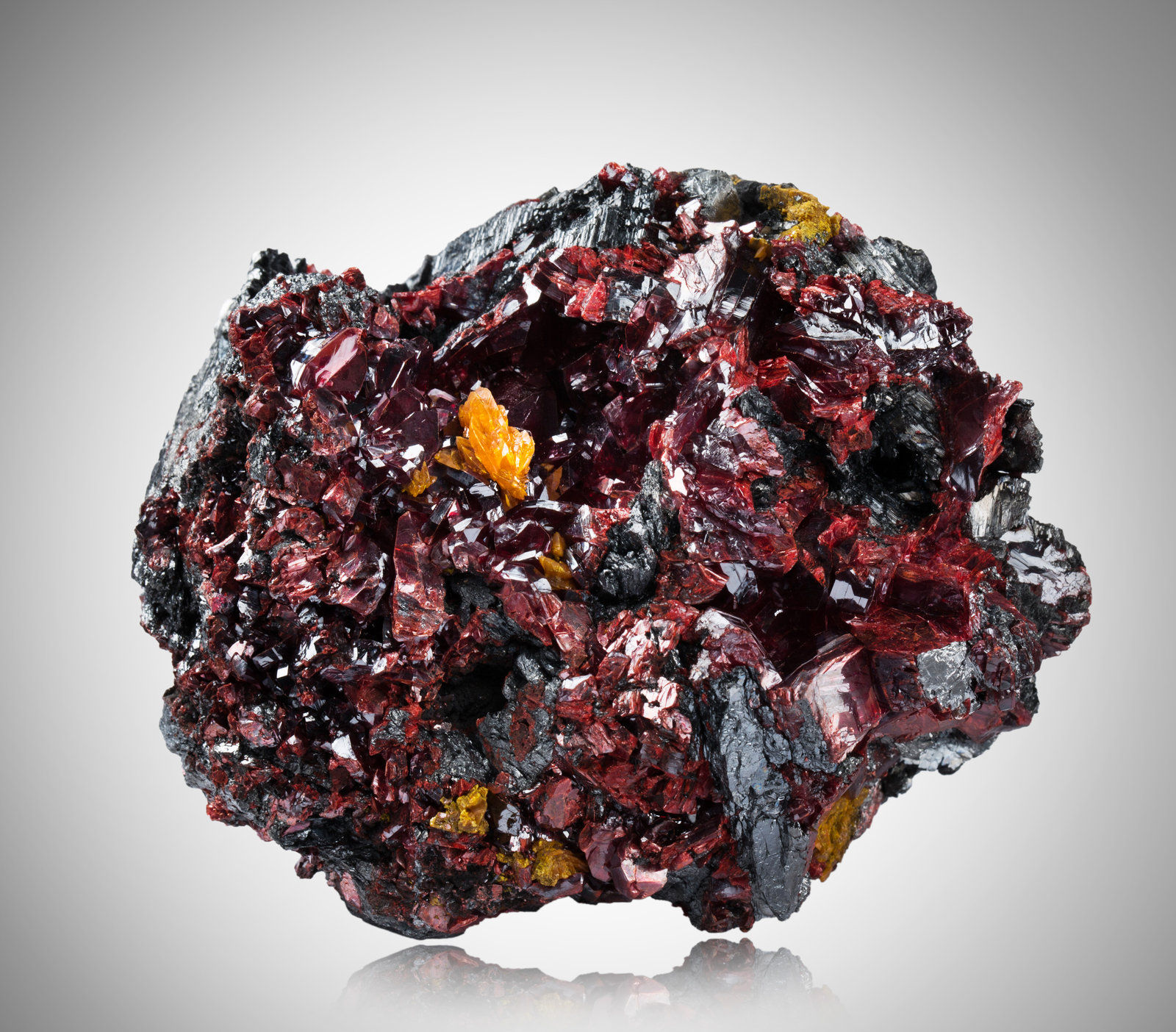 Getchellita con Oropimente y Stibnita
10 x 9 x 6 cm
(Autor: Museo MIM)