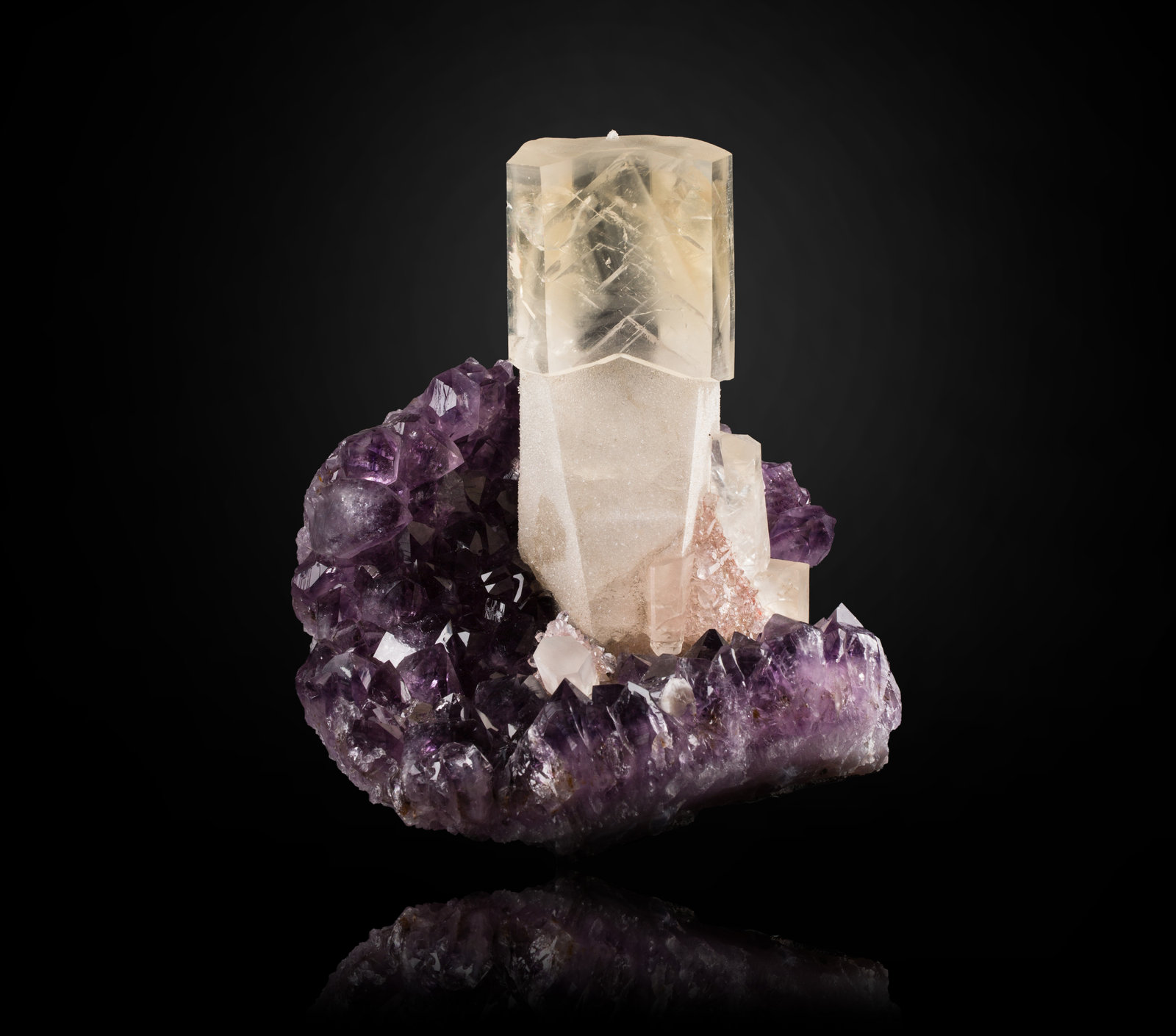 Calcita con Cuarzo (variedad amatista)
16,5 x 15,5 x 17,5 cm
(Autor: Museo MIM)