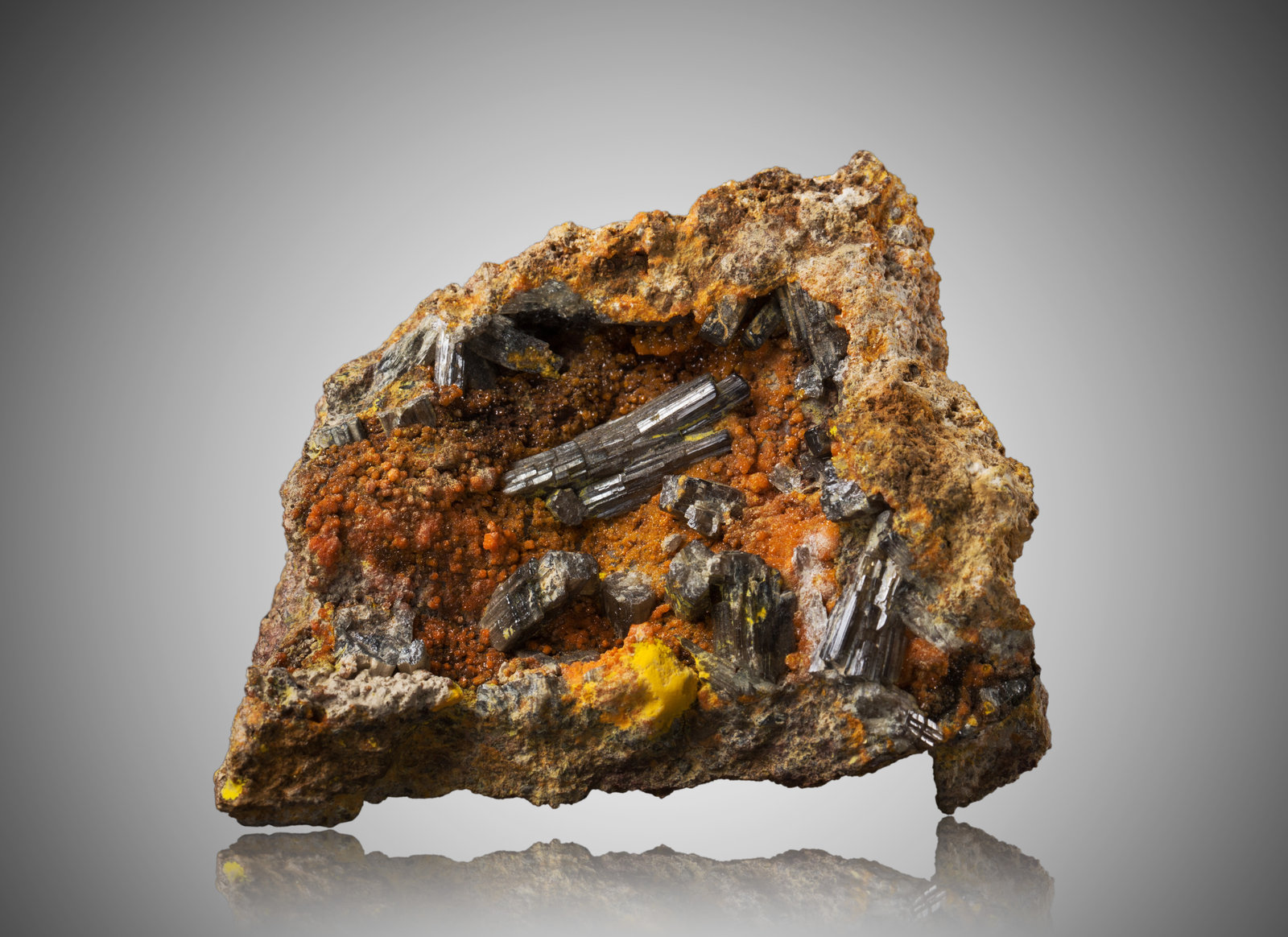 Chervetita con Francevillita y Curienita
7 x 5,5 x 4 cm
(Autor: Museo MIM)