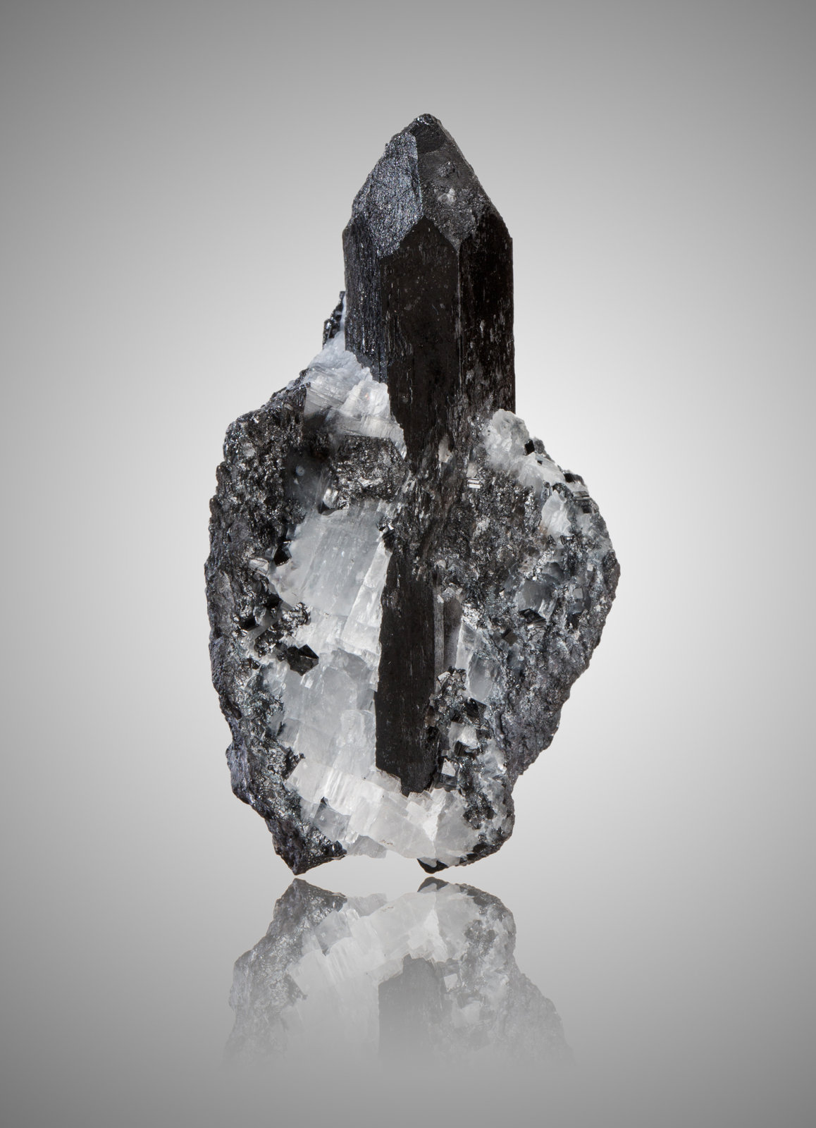 Gaudefroyita y Calcita
2,5 x 1,5 x 4,5 cm
(Autor: Museo MIM)