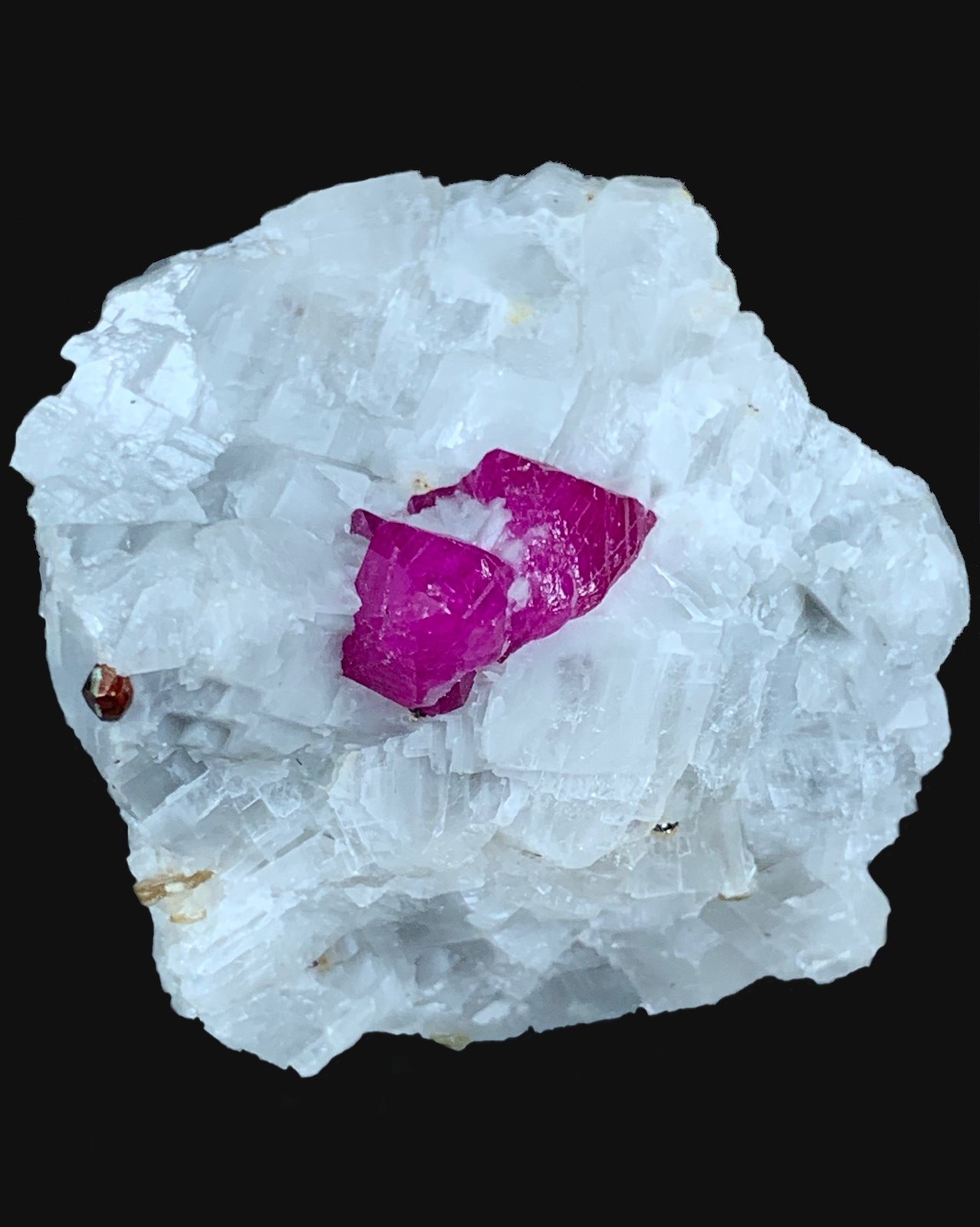 Corindón (variedad rubí), Calcita
3,1 x 3,0 cm.
(Autor: Xavier bordas)