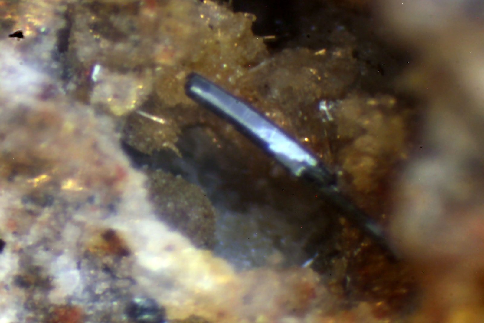 Pseudobrookita
< 1 mm
(Autor: José Luis Zamora)