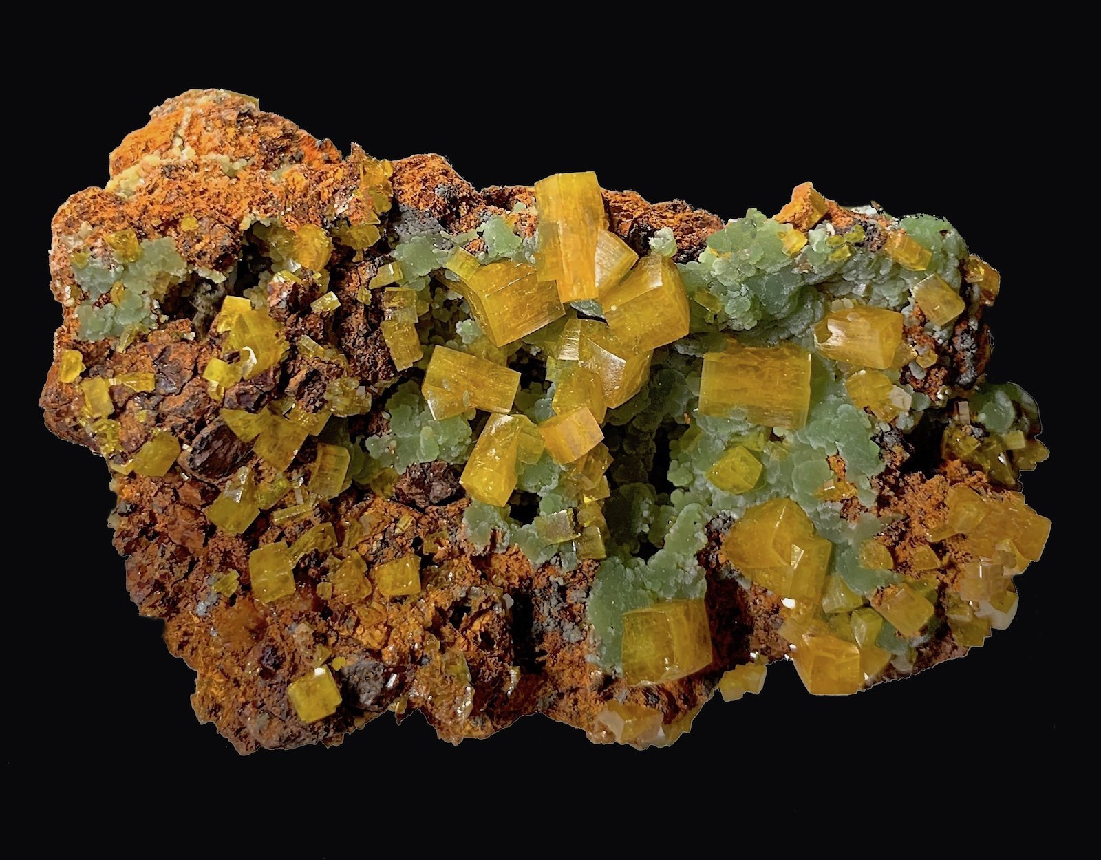 Wulfenita, Mimetita y limonita
6,4 x 3,9 cm.
(Autor: Xavier bordas)