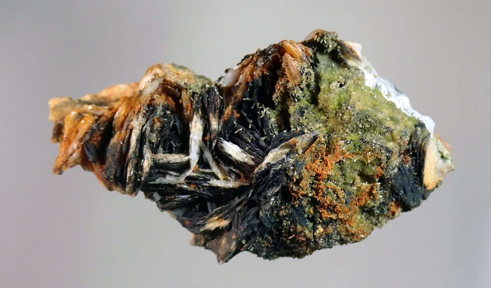 Mimetita y Galena
Medida: 3,4 x 2,0 x 1,2 cms
(Autor: Joan Martinez Bruguera)