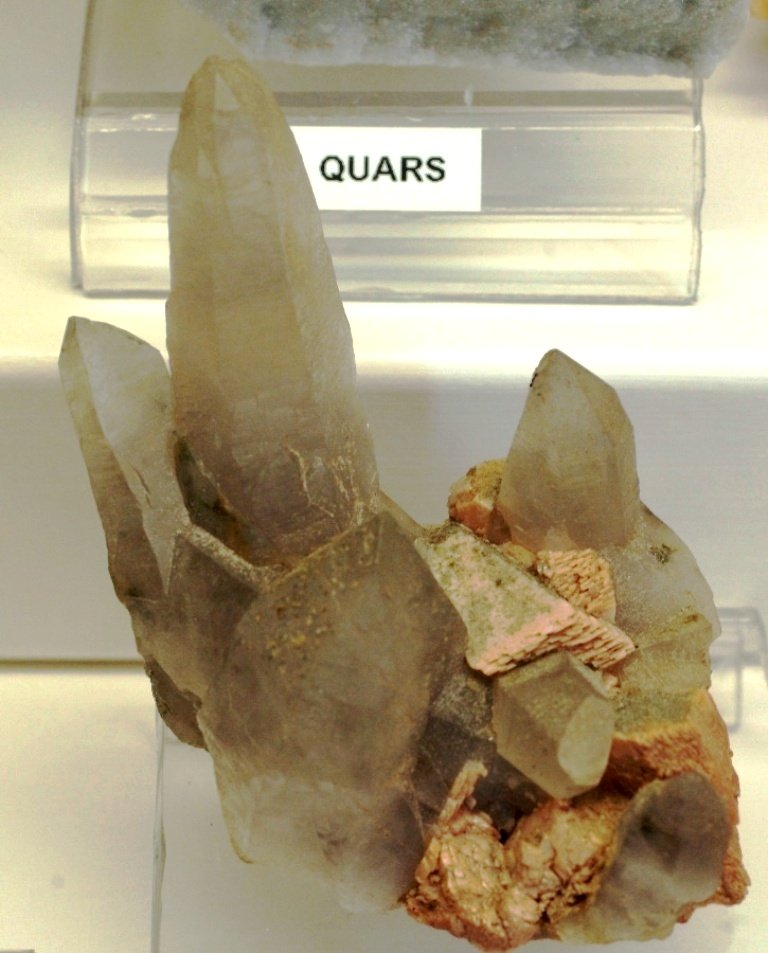 Cuarzo y Microclina.
90x70 mm
(Autor: Jesus Franquesa Baucells)