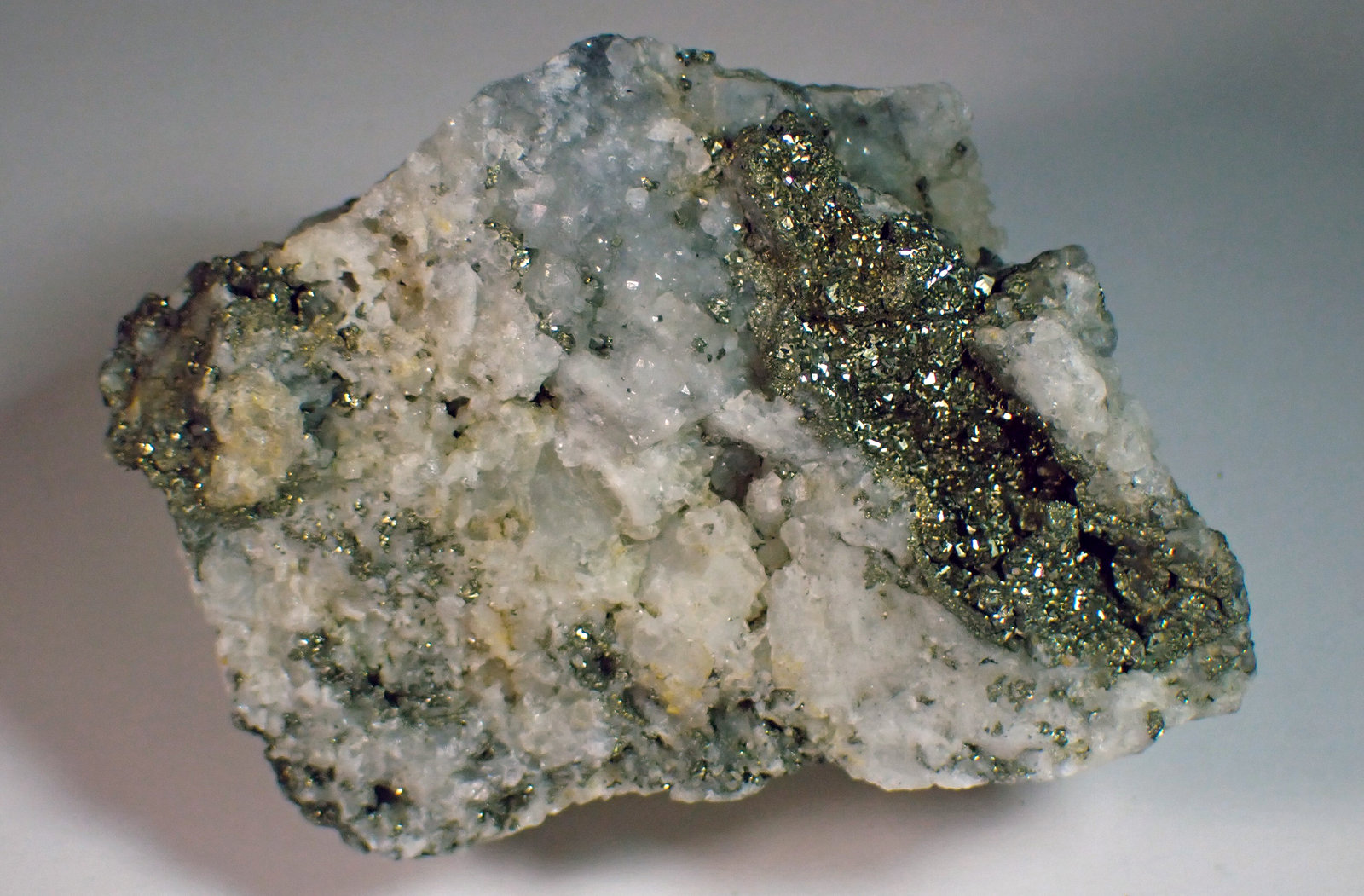 Pirita, Fluorita y Cuarzo
Medida: 7,3 x 5,5 x 4,4 cms
(Autor: Joan Martinez Bruguera)