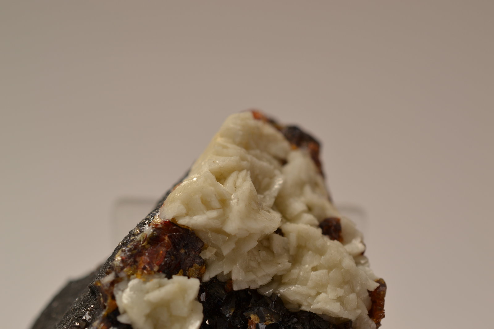 Esfalerita y Dolomita
7,5x 6,5x 3,5 cm
(Autor: Raúl S. Llorente)