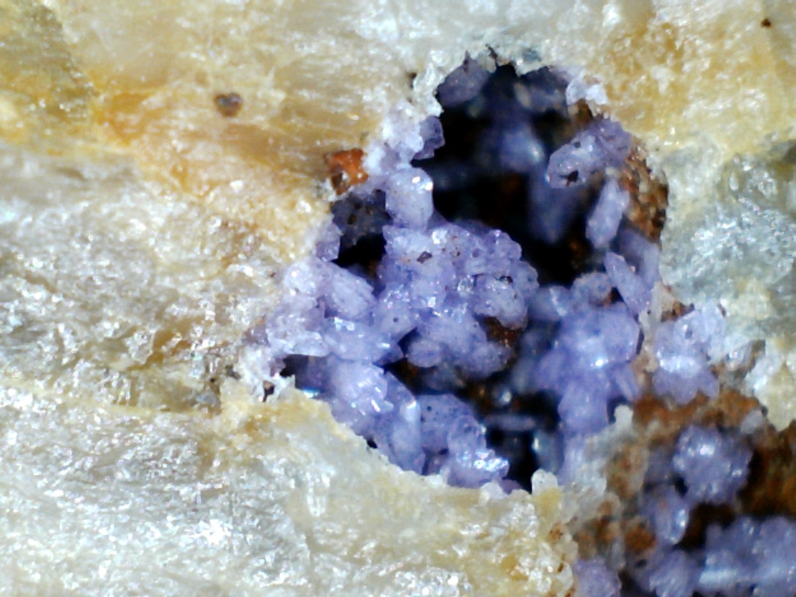 Escorodita (Scorodita)
Geodilla de 6 mm.
(Autor: Rafael varela olveira)