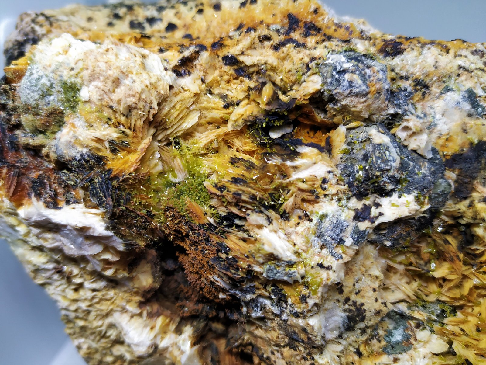 Mimetita, Galena, Barita
9cmx6cm
(Autor: Adri Rodríguez)