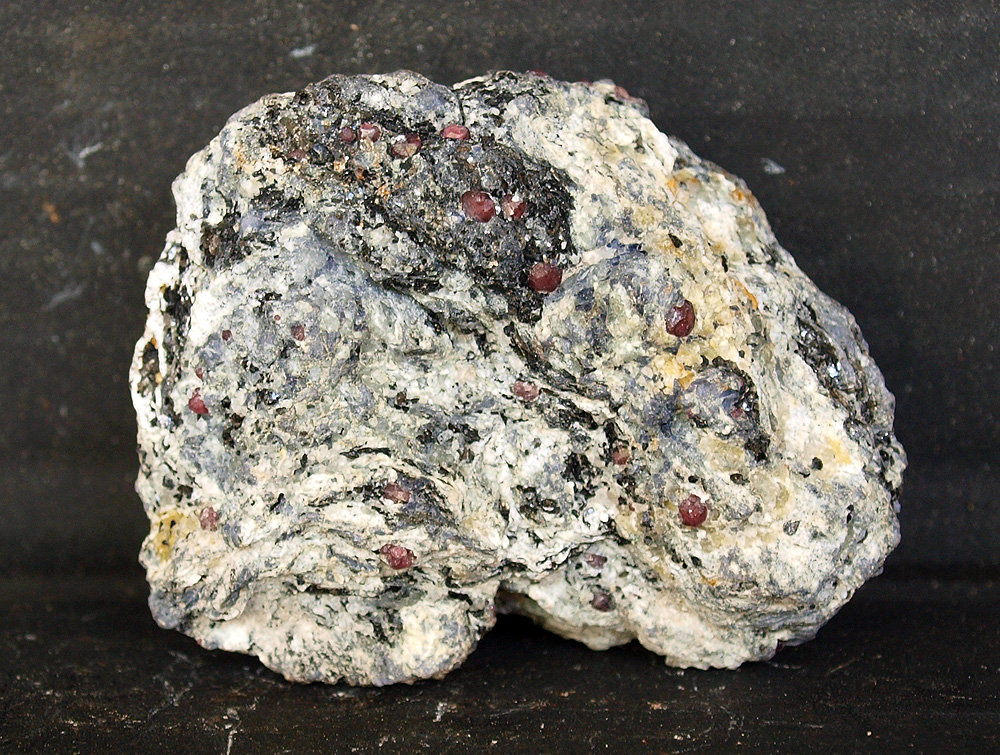 Almandino, Cordierita
5.5 x 4.5 cm
(Autor: Pedro Antonio)