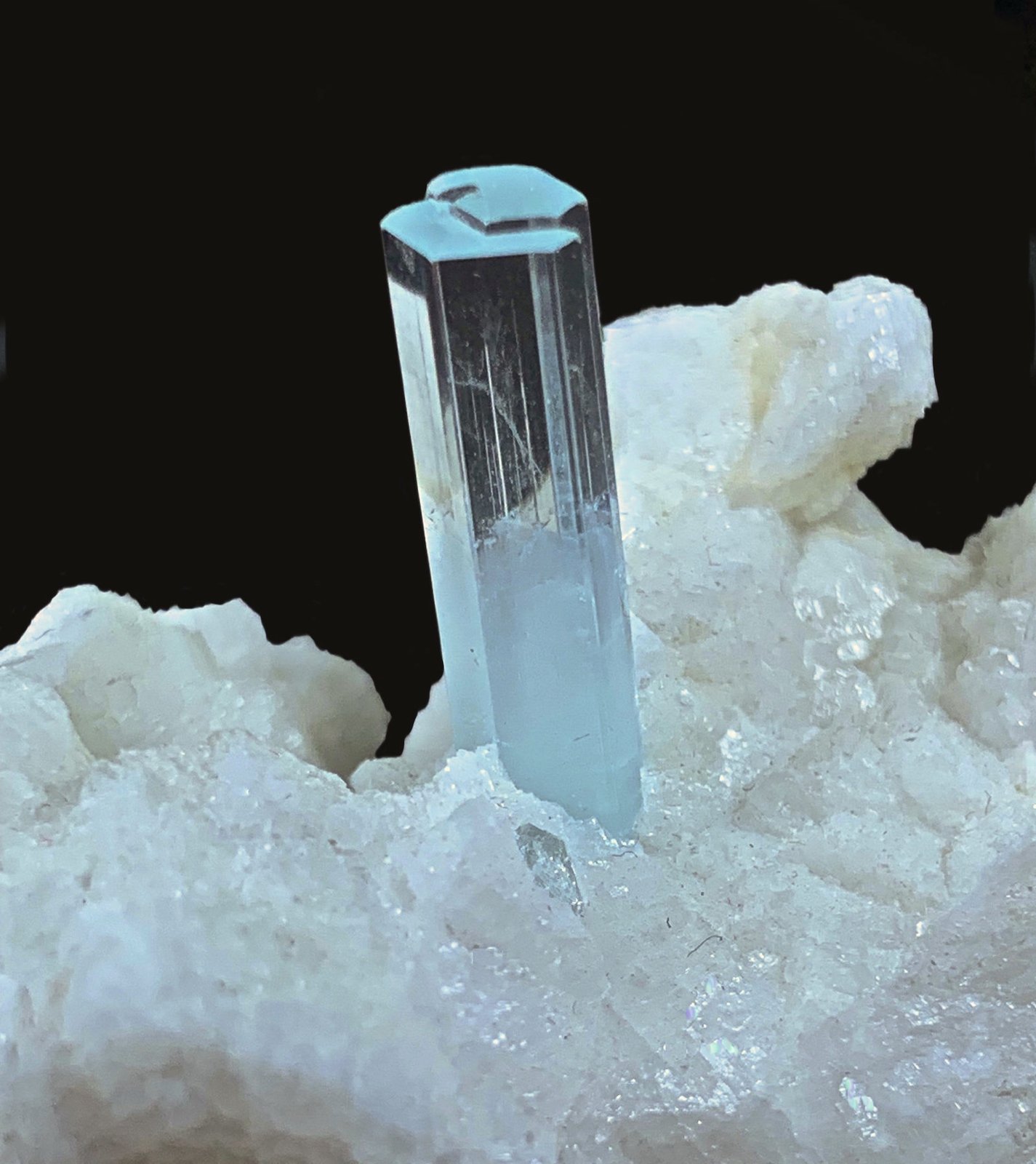 Berilo (variedad aguamarina), Albita
6,9 x 4,9 cm.
(Autor: Xavier bordas)
