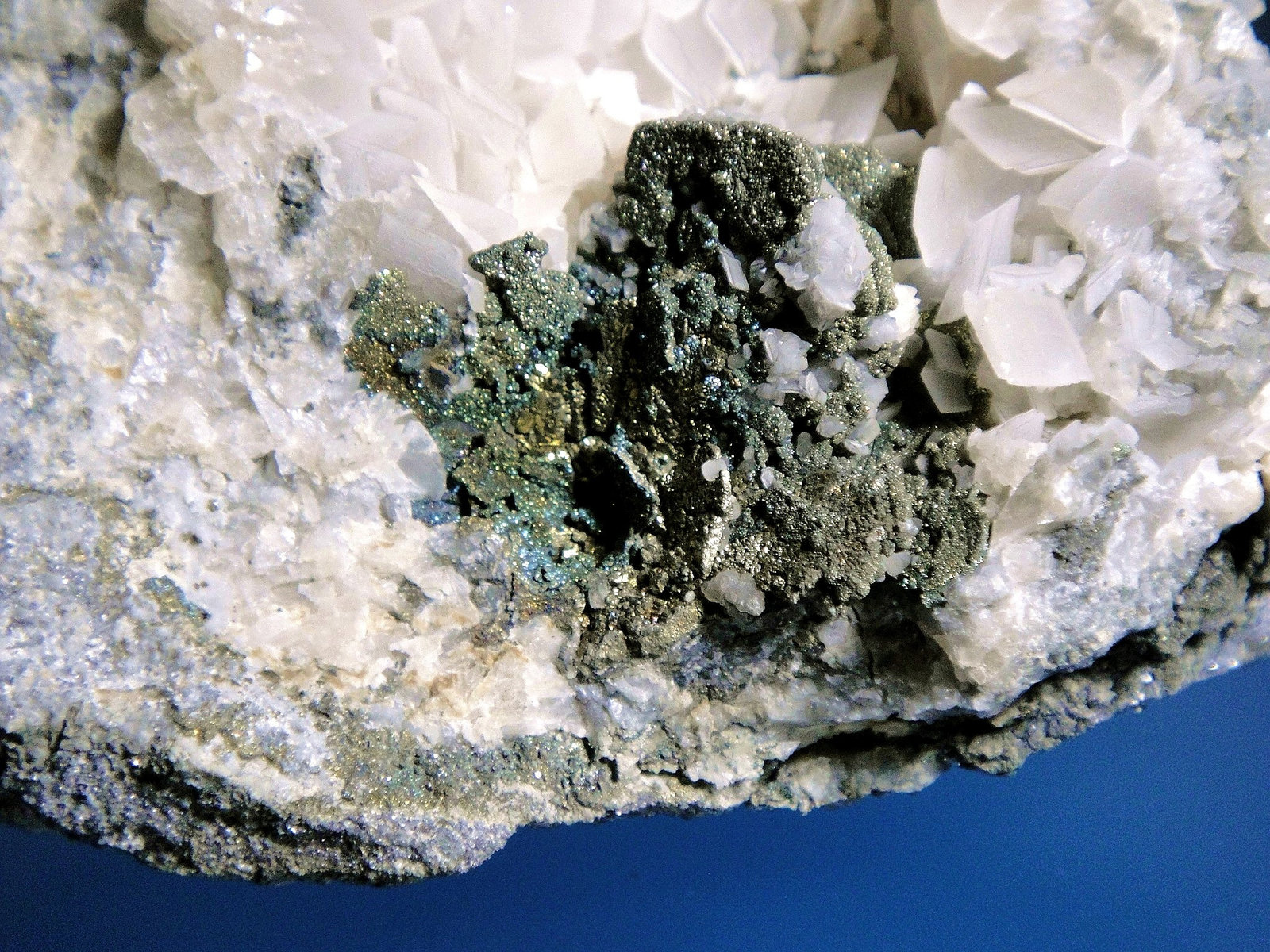 Calcopirita y Calcita
Campo de visión 4 cm.
(Autor: Antonio P. López)