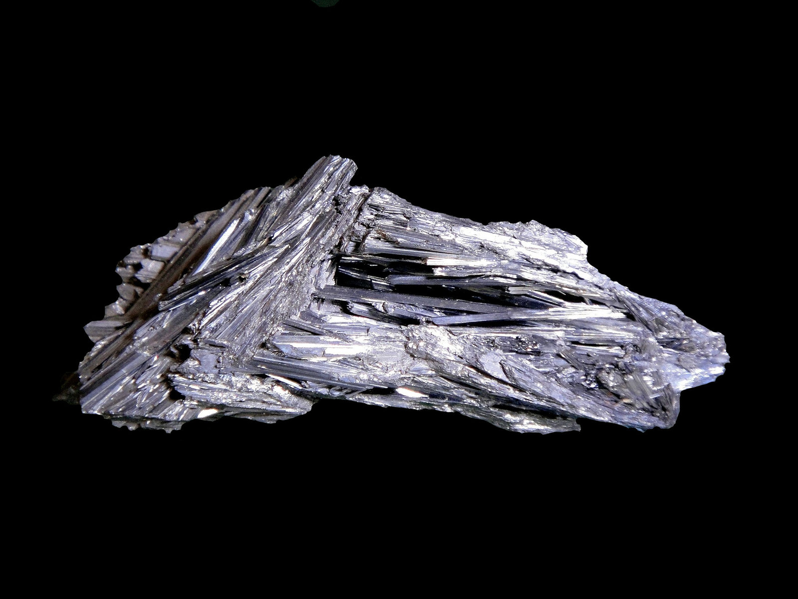 Stibnita (Estibina)
7 x 3 cm.
(Autor: Antonio P. López)
