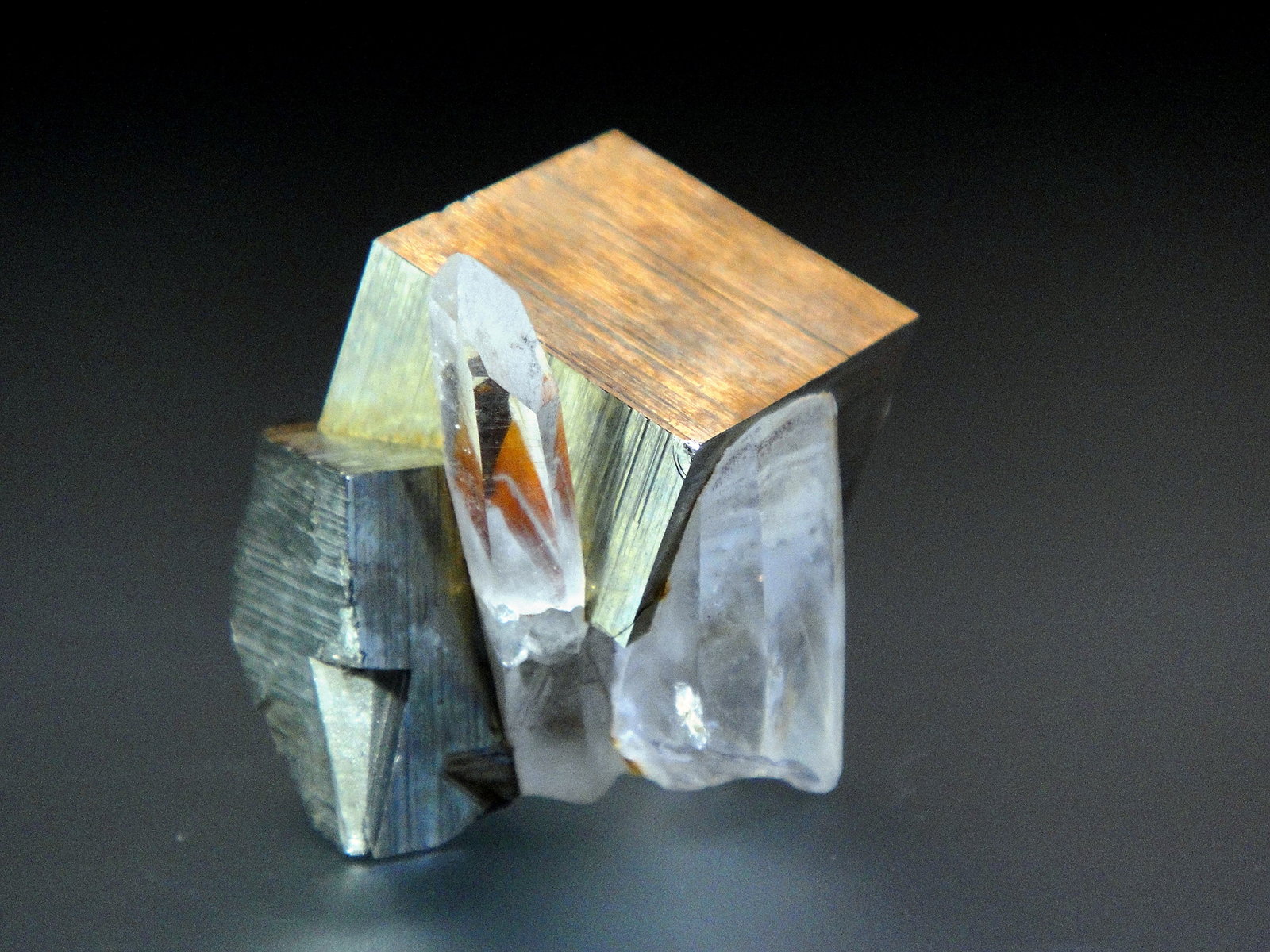 Pirita, Cuarzo
2 x 2 cm.
(Autor: Antonio P. López)