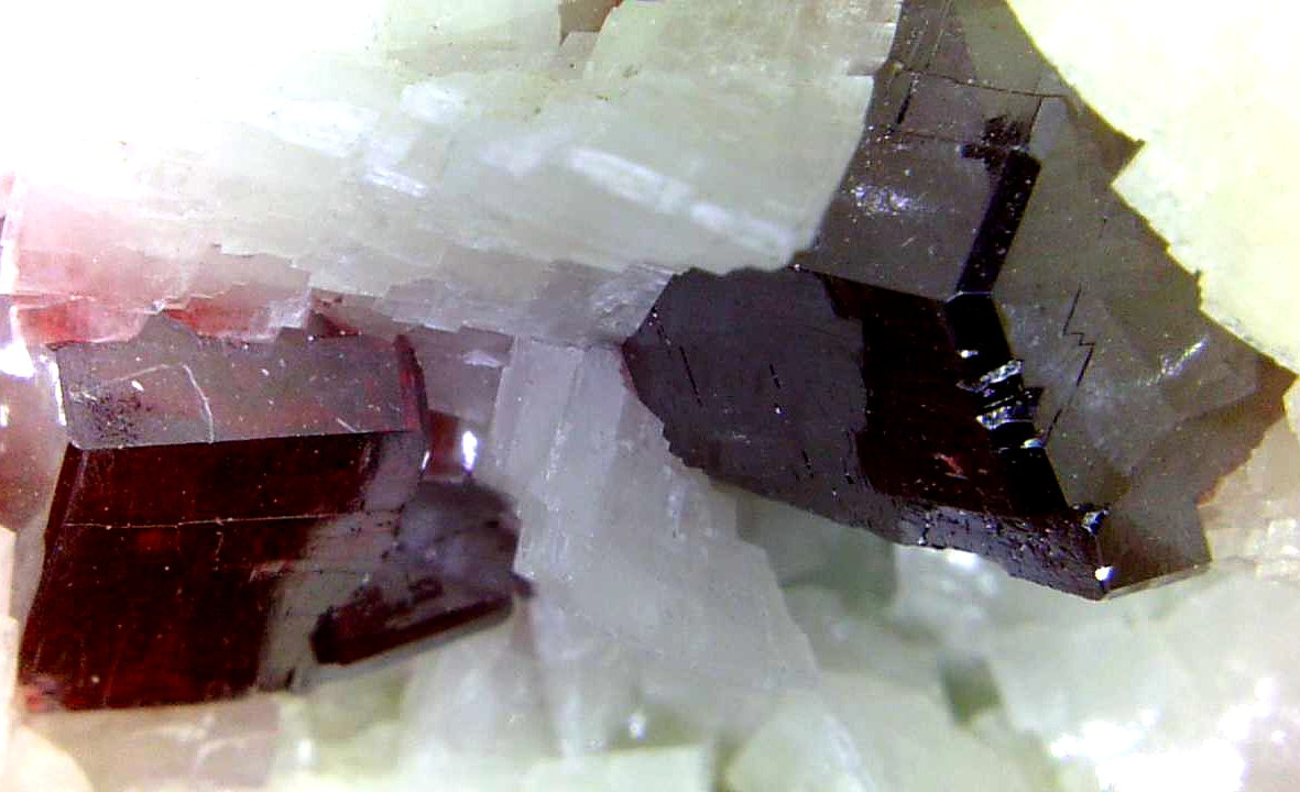 Cinabrio, Dolomita
Cristal mayor de 5 mm.
(Autor: Antonio P. López)
