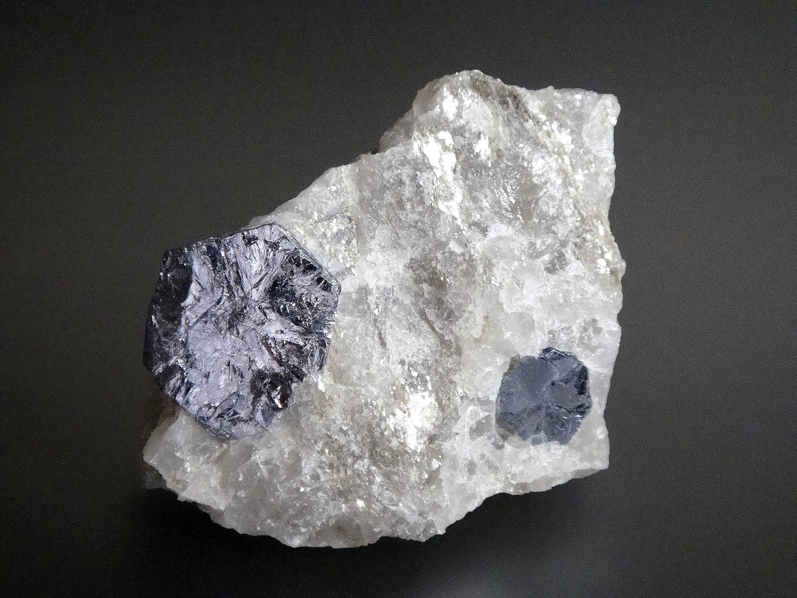 Molibdenita
6 x 6 cm
(Autor: Antonio P. López)