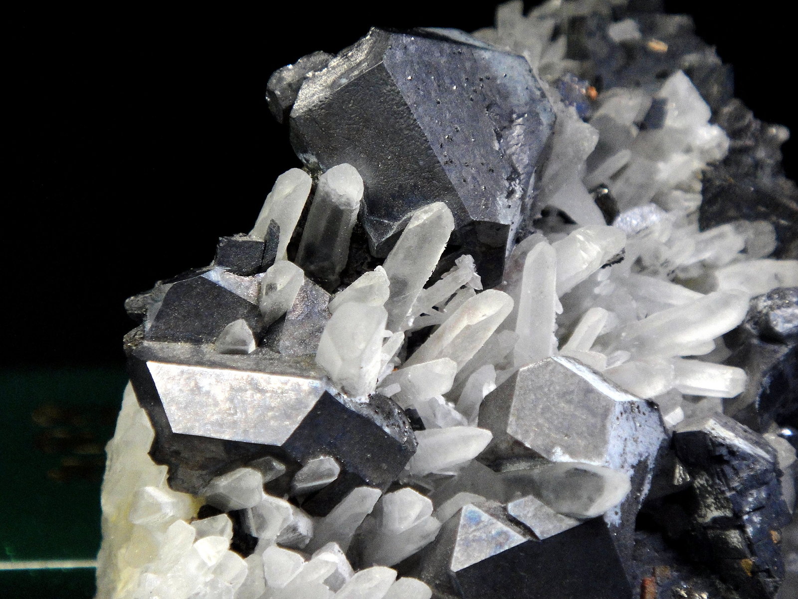 Galena, Cuarzo
Cristal mayor de 3 cm.
(Autor: Antonio P. López)