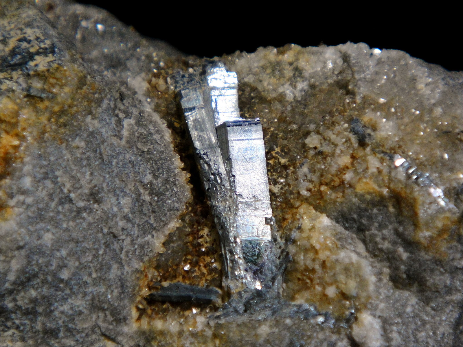 Stibnita (Estibina)
Cristal mayor de 2 cm.
(Autor: Antonio P. López)