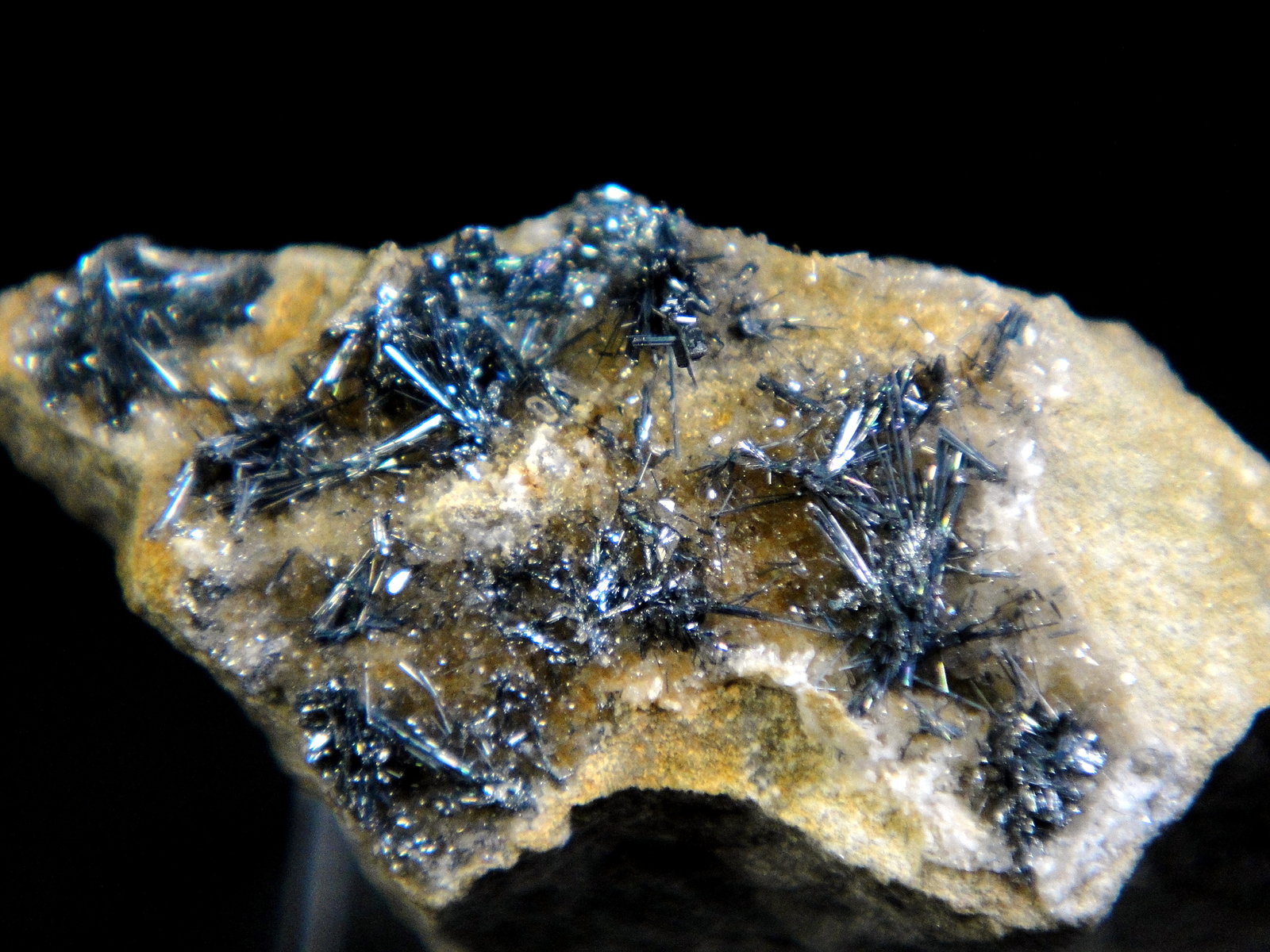 Stibnita (Estibina)
4 x 2 cm.
(Autor: Antonio P. López)