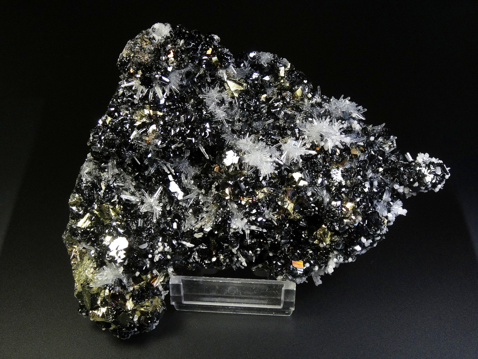 Esfalerita, Calcopirita, Cuarzo
12 x 8 cm.
(Autor: Antonio P. López)