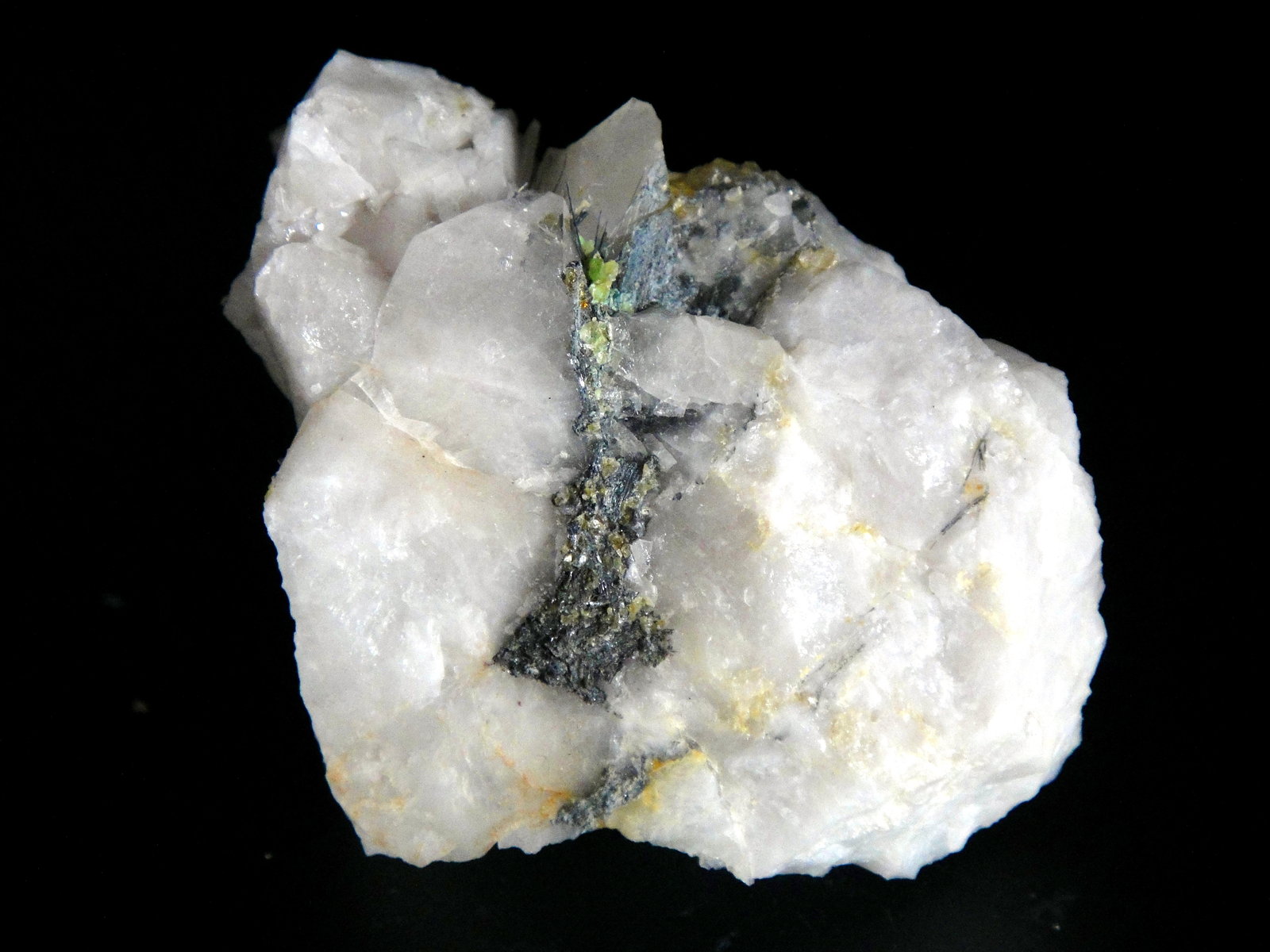 Bismutinita, Moscovita, Cuarzo
5 x 5 cm.
(Autor: Antonio P. López)
