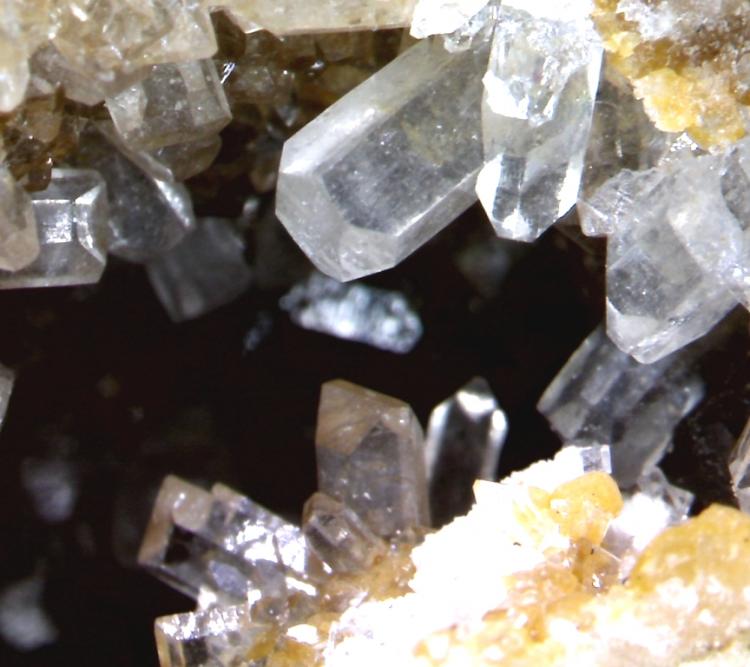Celestina
Cristal más grande 3 x 1´5 mm.
(Autor: Jesus Franquesa Baucells)