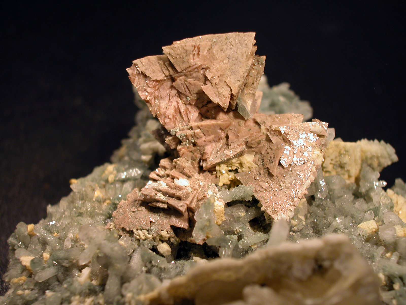 Genthelvita
Cristal 3 cm
(Autor: Cesar M. Salvan)
