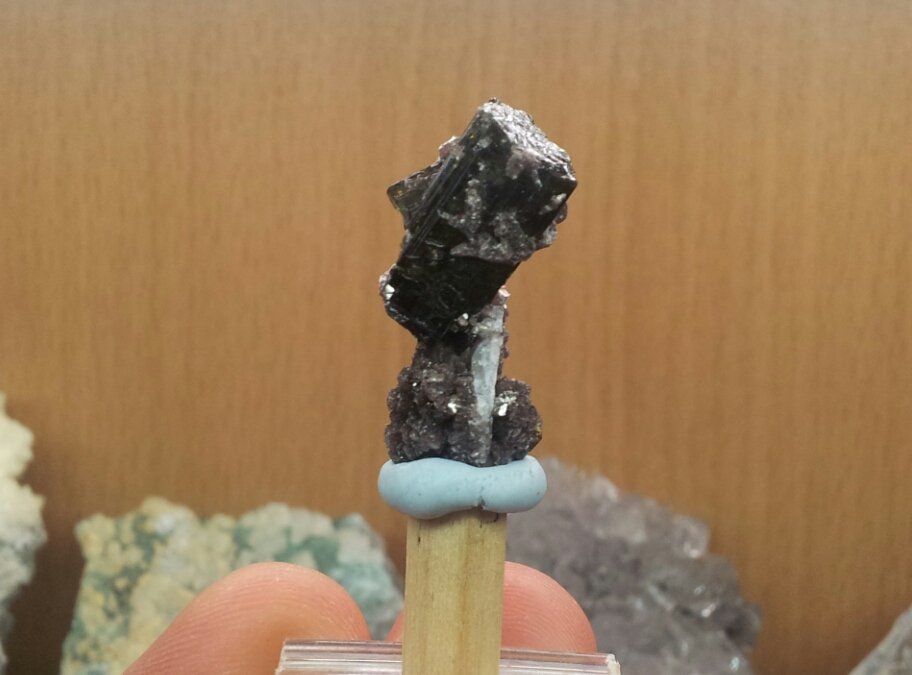 Elbaita (variedad verdelita) (Grupo Turmalina), Cuarzo y Lepidolita
30mm - 15mm - 15mm
(Autor: Pedro Naranjo)