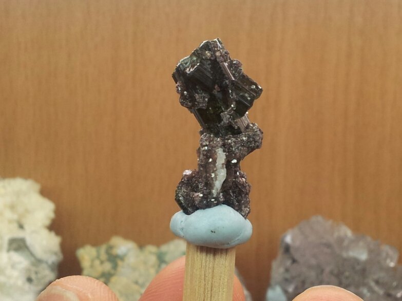 Elbaita (variedad verdelita) (Grupo Turmalina), Cuarzo y Lepidolita
30mm - 15mm - 15mm
(Autor: Pedro Naranjo)