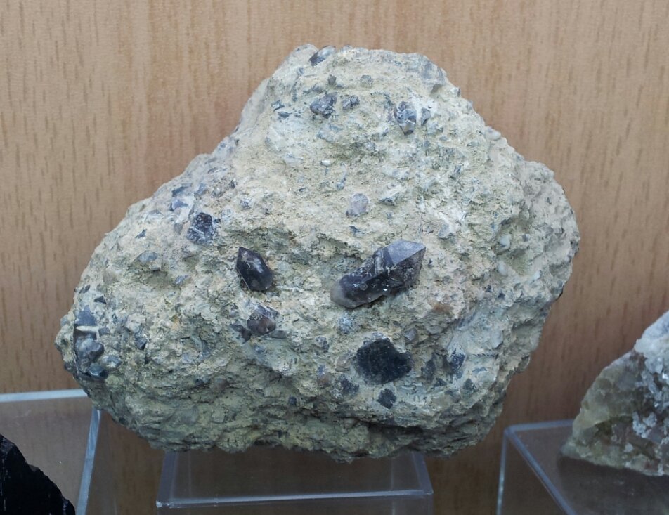 Cuarzo (variedad morión y lechoso) con Dolomita (variedad teruelita)
84mm - 45mm - 68mm/ punta cuarzo más grande  14mm - 7mm - 6mm
(Autor: Pedro Naranjo)