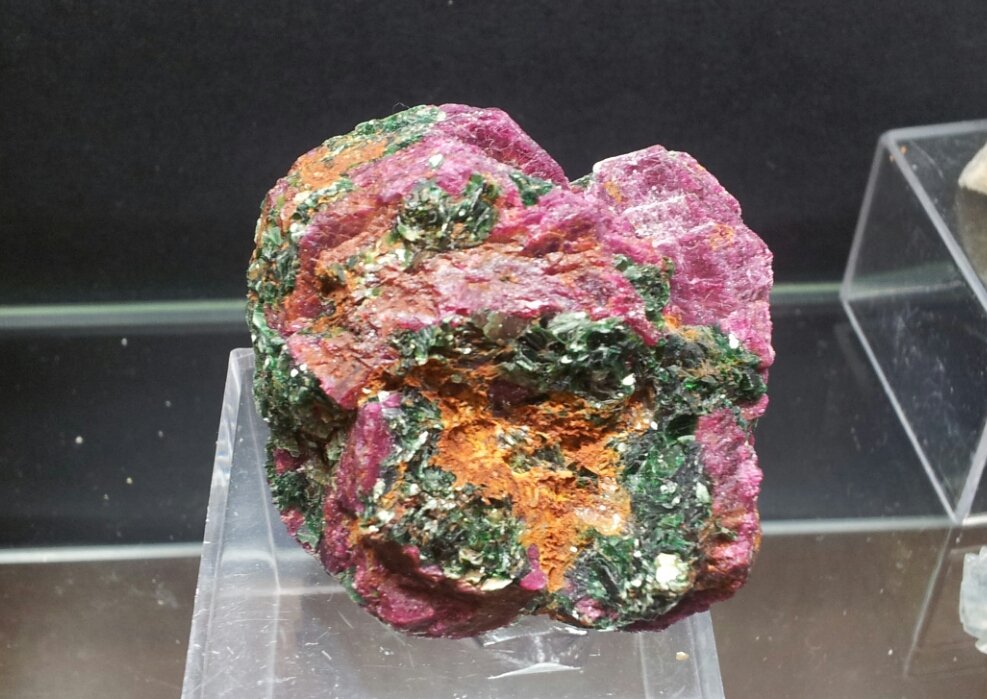 Corindón (variedad rubí) y Moscovita (variedad fuchsita) (Grupo Mica)
41mm - 39mm - 18mm
(Autor: Pedro Naranjo)