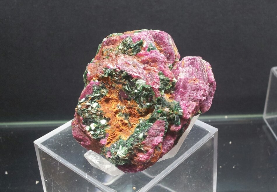 Corindón (variedad rubí) y Moscovita (variedad fuchsita) (Grupo Mica)
41mm - 39mm - 18mm
(Autor: Pedro Naranjo)