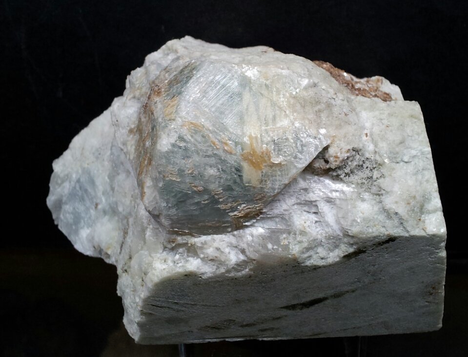 Sodalita (variedad hackmanita) con Flogopita (Grupo Mica)
82mm - 55mm - 63mm
(Autor: Pedro Naranjo)