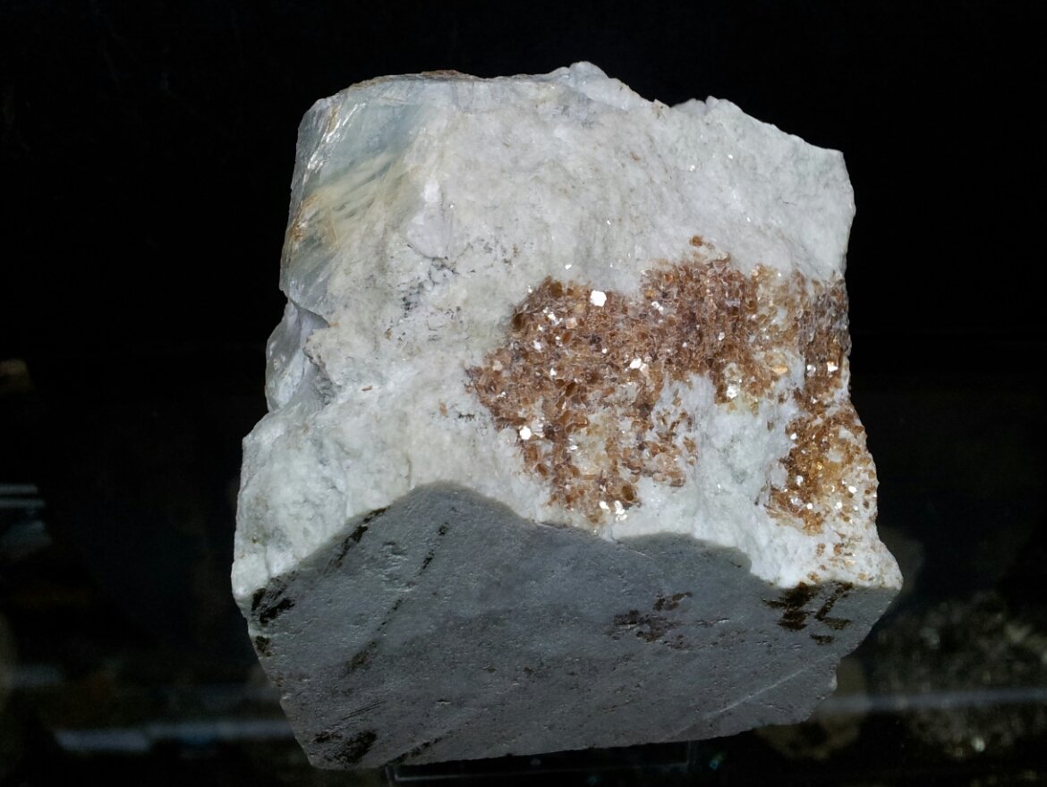 Sodalita (variedad hackmanita) con Flogopita (Grupo Mica)
82mm - 55mm - 63mm
(Autor: Pedro Naranjo)