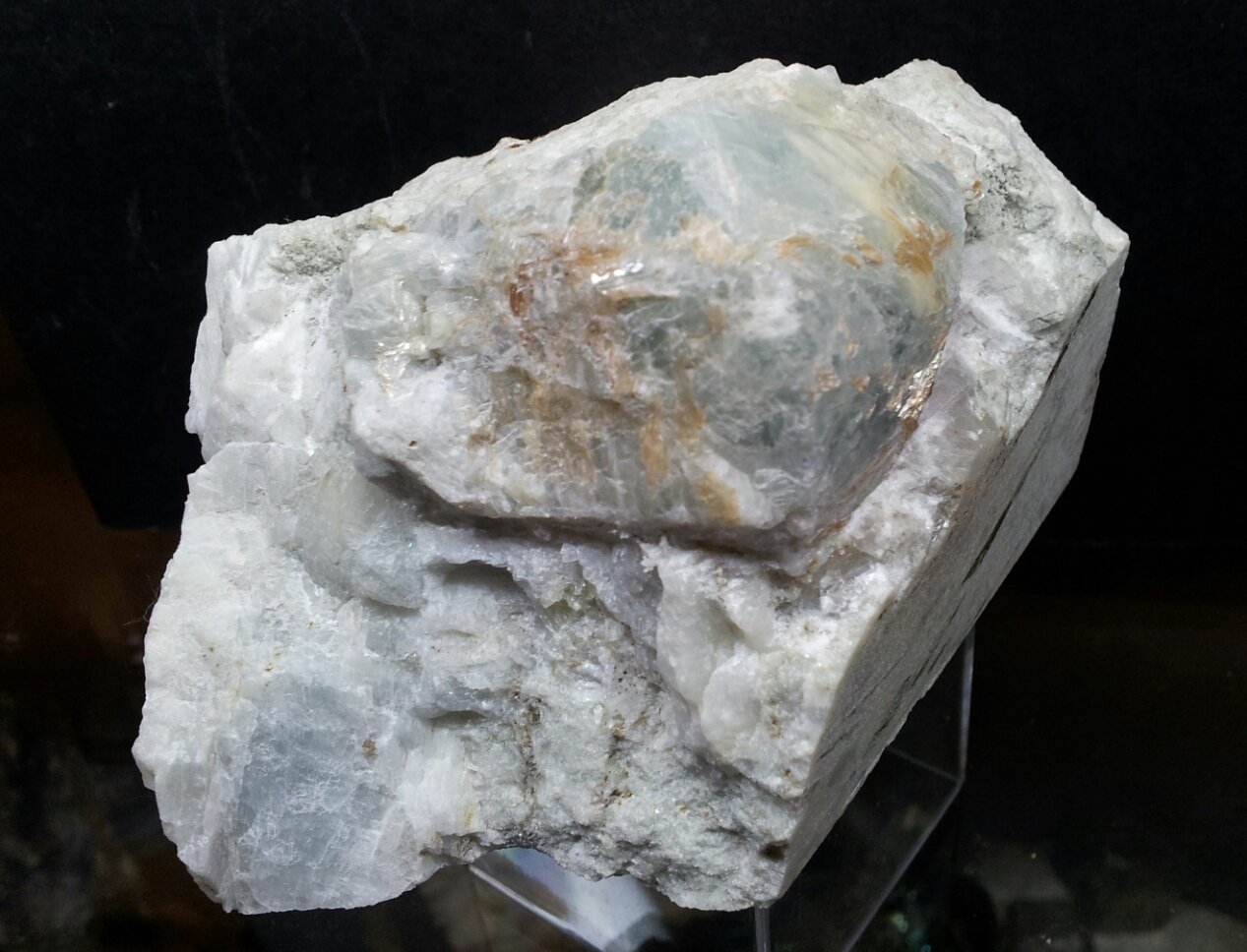 Sodalita (variedad hackmanita) con Flogopita (Grupo Mica)
82mm - 55mm - 63mm
(Autor: Pedro Naranjo)