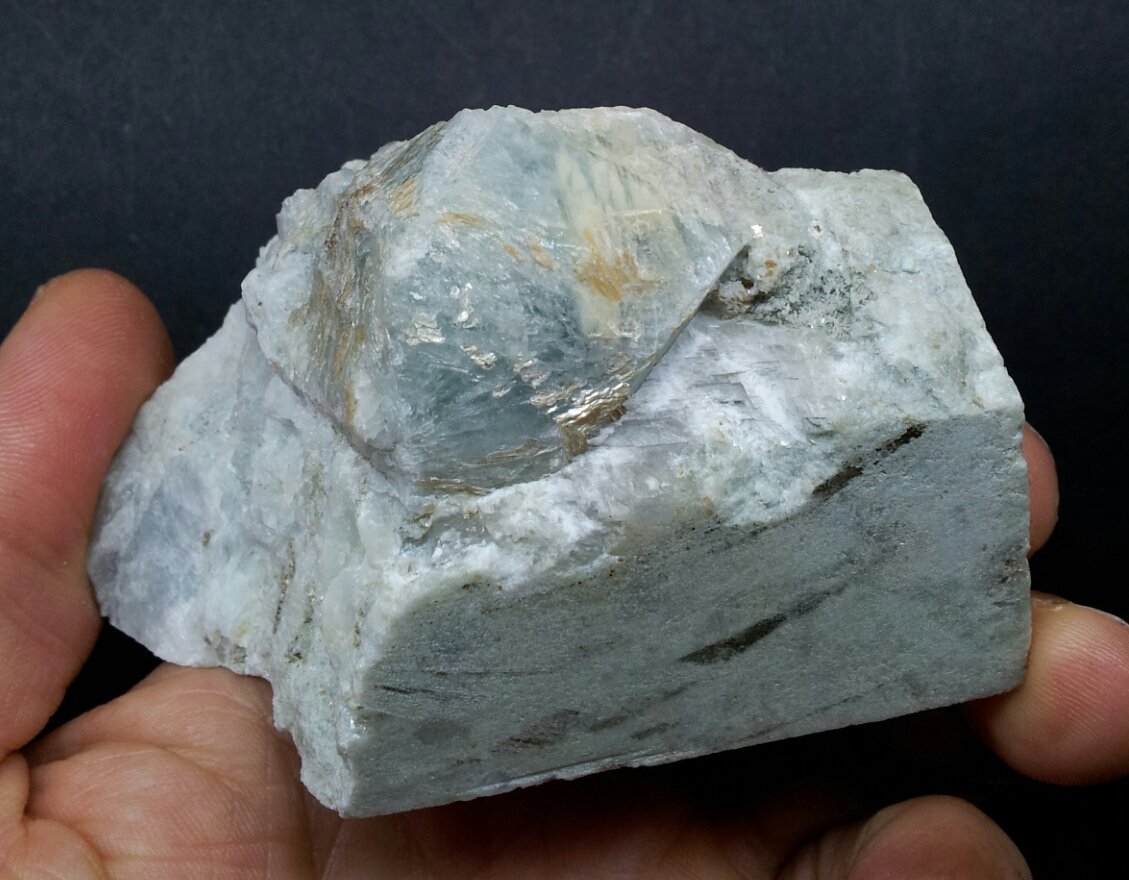Sodalita (variedad hackmanita) con Flogopita (Grupo Mica)
82mm - 55mm - 63mm
(Autor: Pedro Naranjo)
