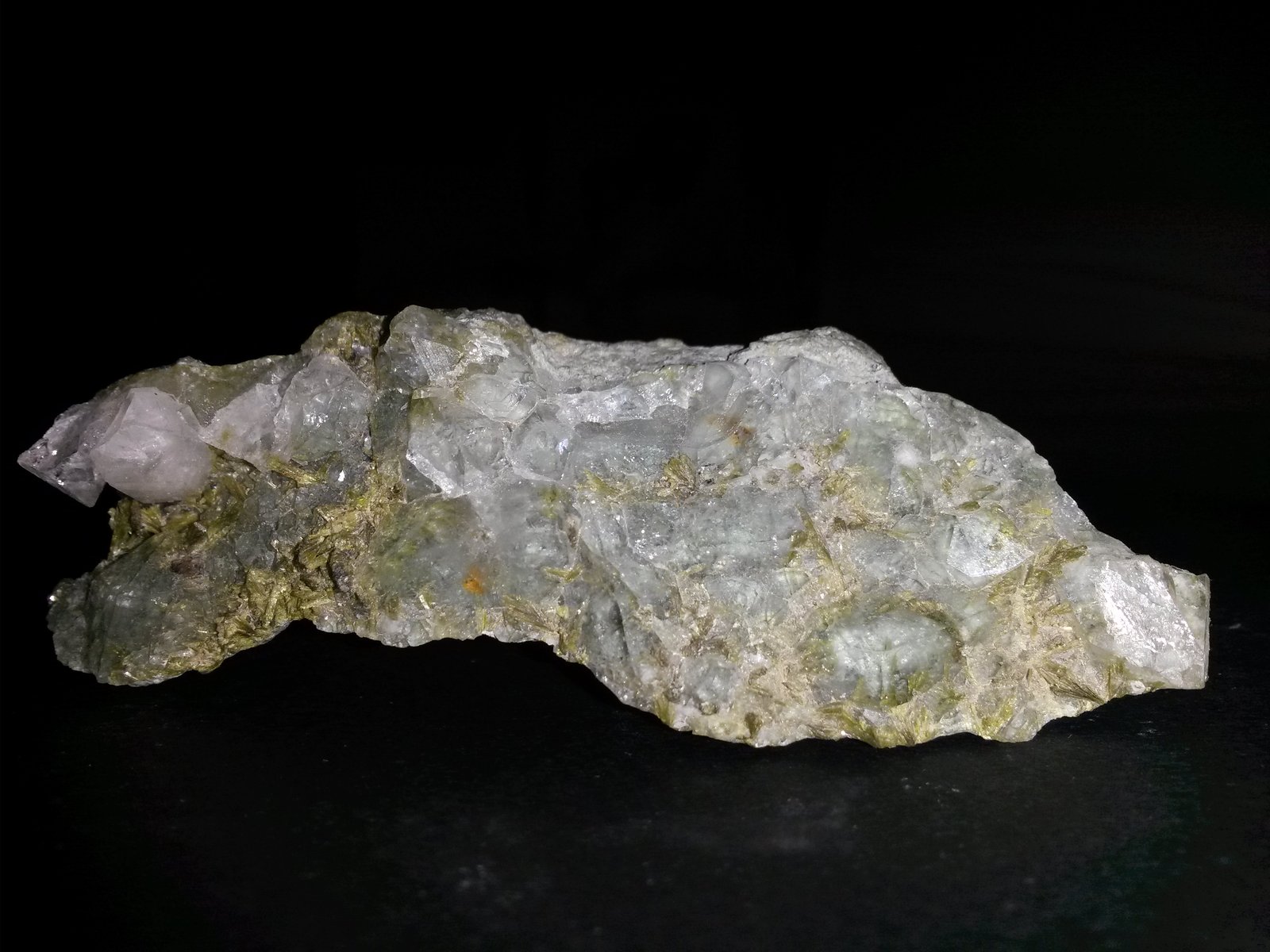 Cuarzo, Clinozoisita, Granate
9 x 3 cm.
(Autor: Alvaro2121)