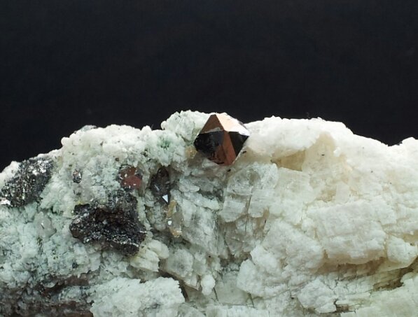 Carrollita en Calcita
Pieza entera 94mm - 54mm - 44mm / Cristal carrolita 6mm - 6mm - 5mm
(Autor: Pedro Naranjo)