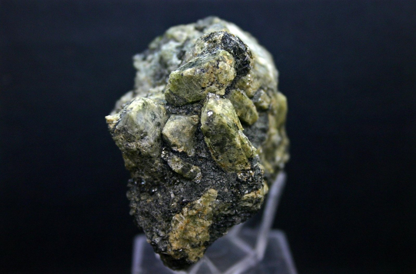 Augita (variedad fassaita) con pirrotina
53mm - 60mm - 40mm
(Autor: Pedro Naranjo)