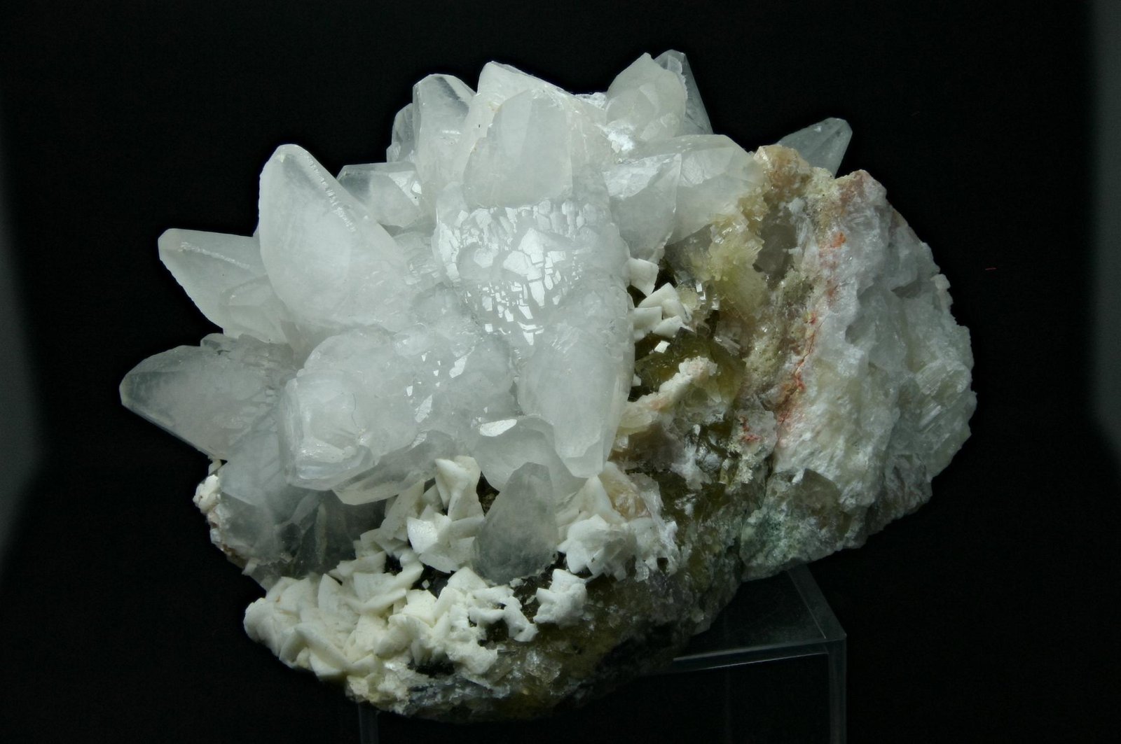 Calcita y dolomita en fluorita
57mm - 77mm - 41mm
(Autor: Pedro Naranjo)