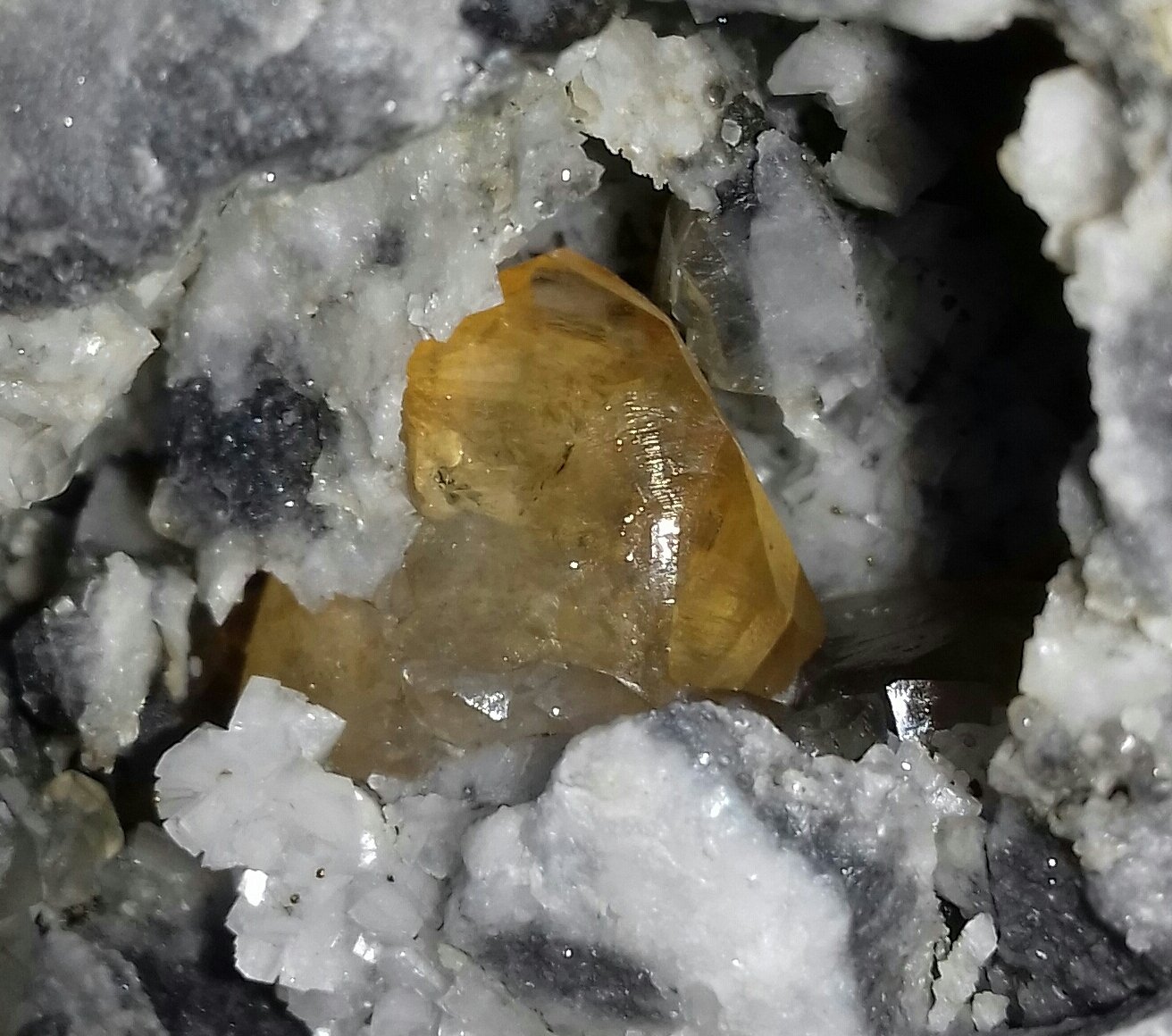Calcita
1,5 cm x 1,5 cm
(Autor: Javi Llamazares)