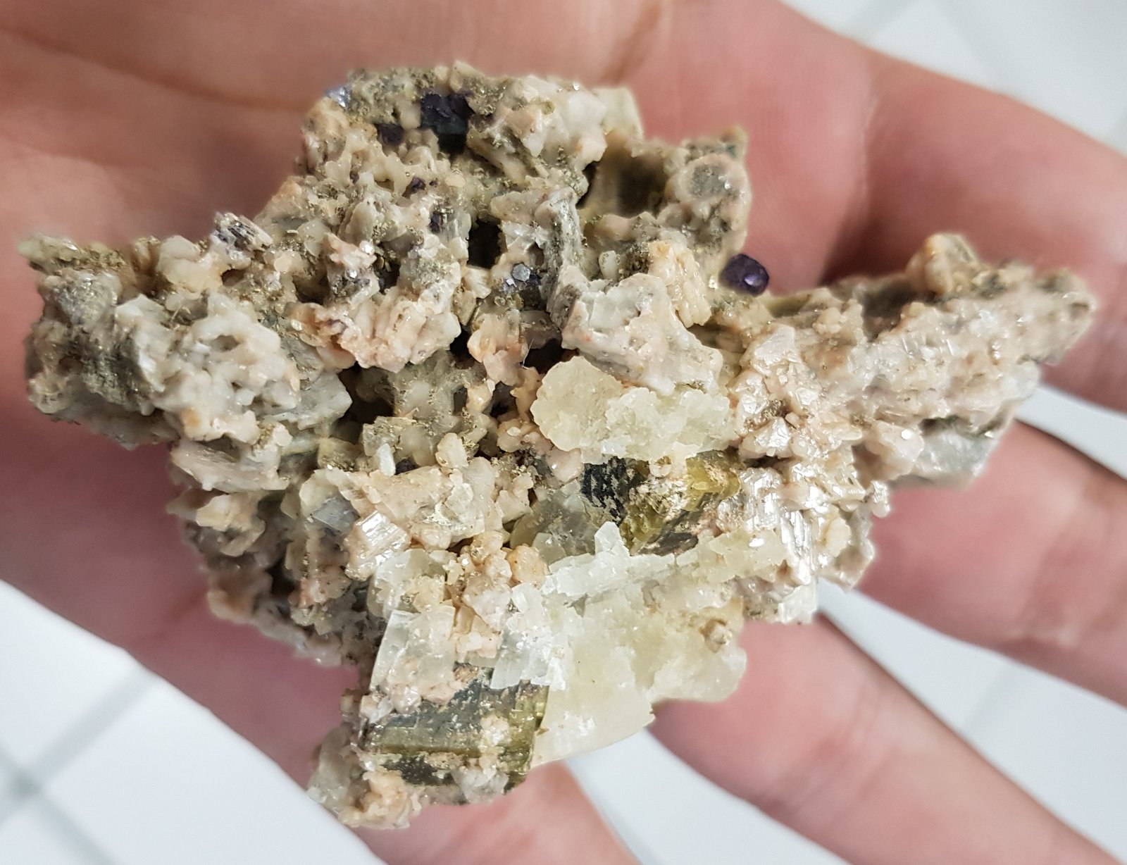 Albita (variedad oligoclasa)
10 x 8 x 5,5 cm
(Autor: Anisio Claudio)