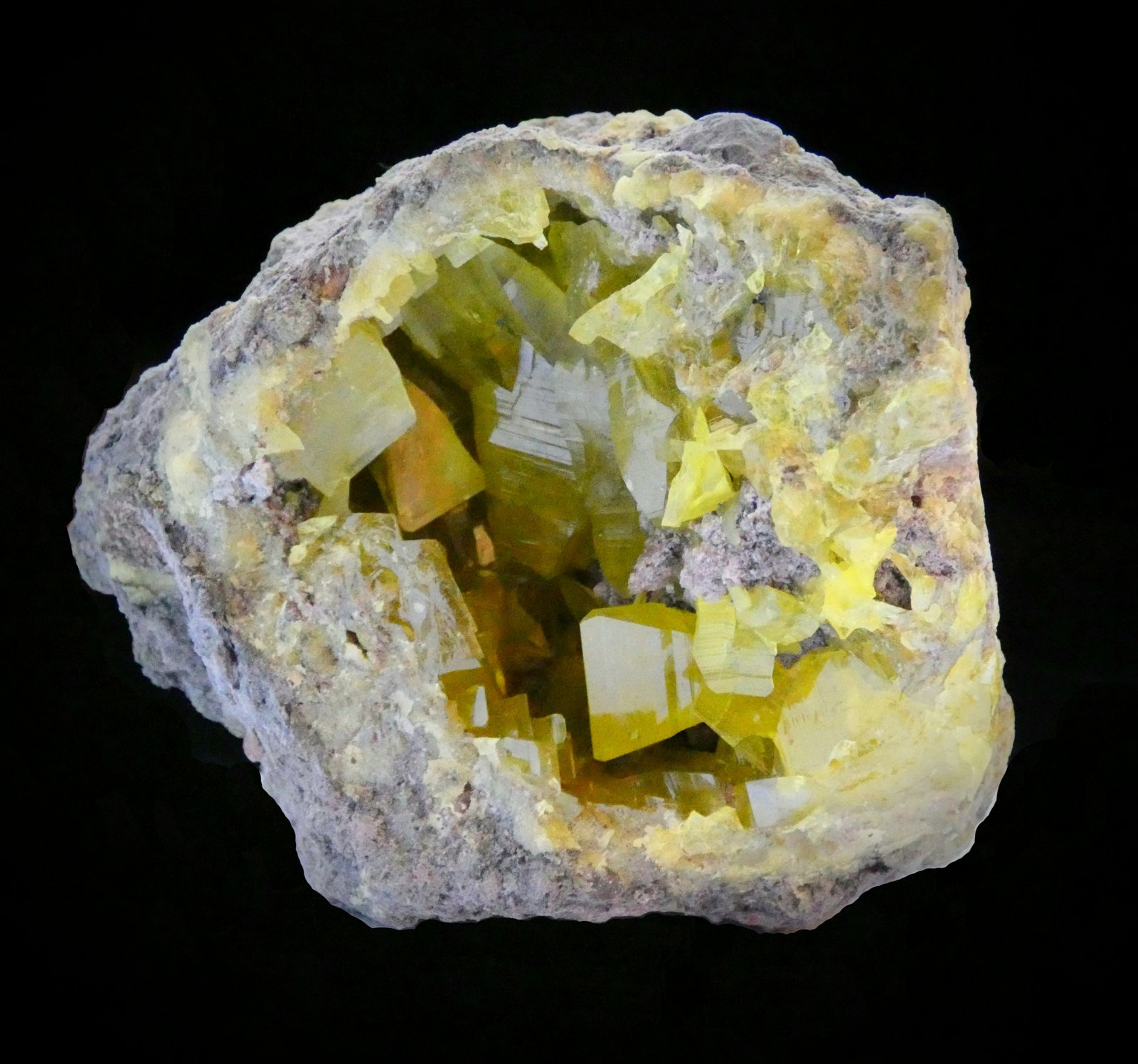 Azufre
Pieza de 8.5x6.6cm y cristales de hasta 3cm.
(Autor: DAni)